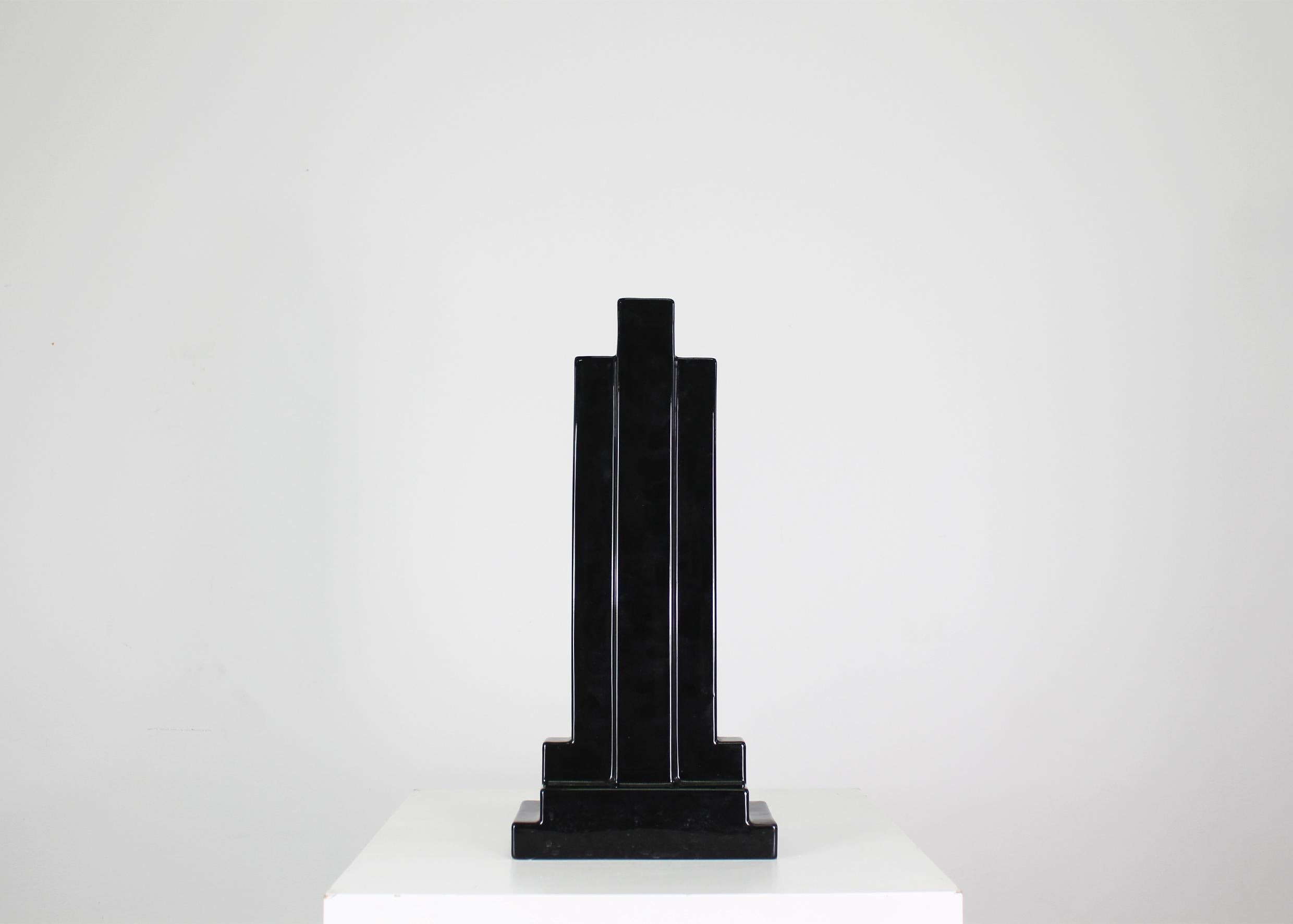 Vase mod. Y15 aus der Serie Yantra aus schwarz emaillierter Keramik, entworfen von Ettore Sottsass und hergestellt von Poltronova in den 1970er Jahren. 
Unter dem Sockel sind die Unterschrift des Autors und sein Modell zu sehen.

Die Yantra-Serie