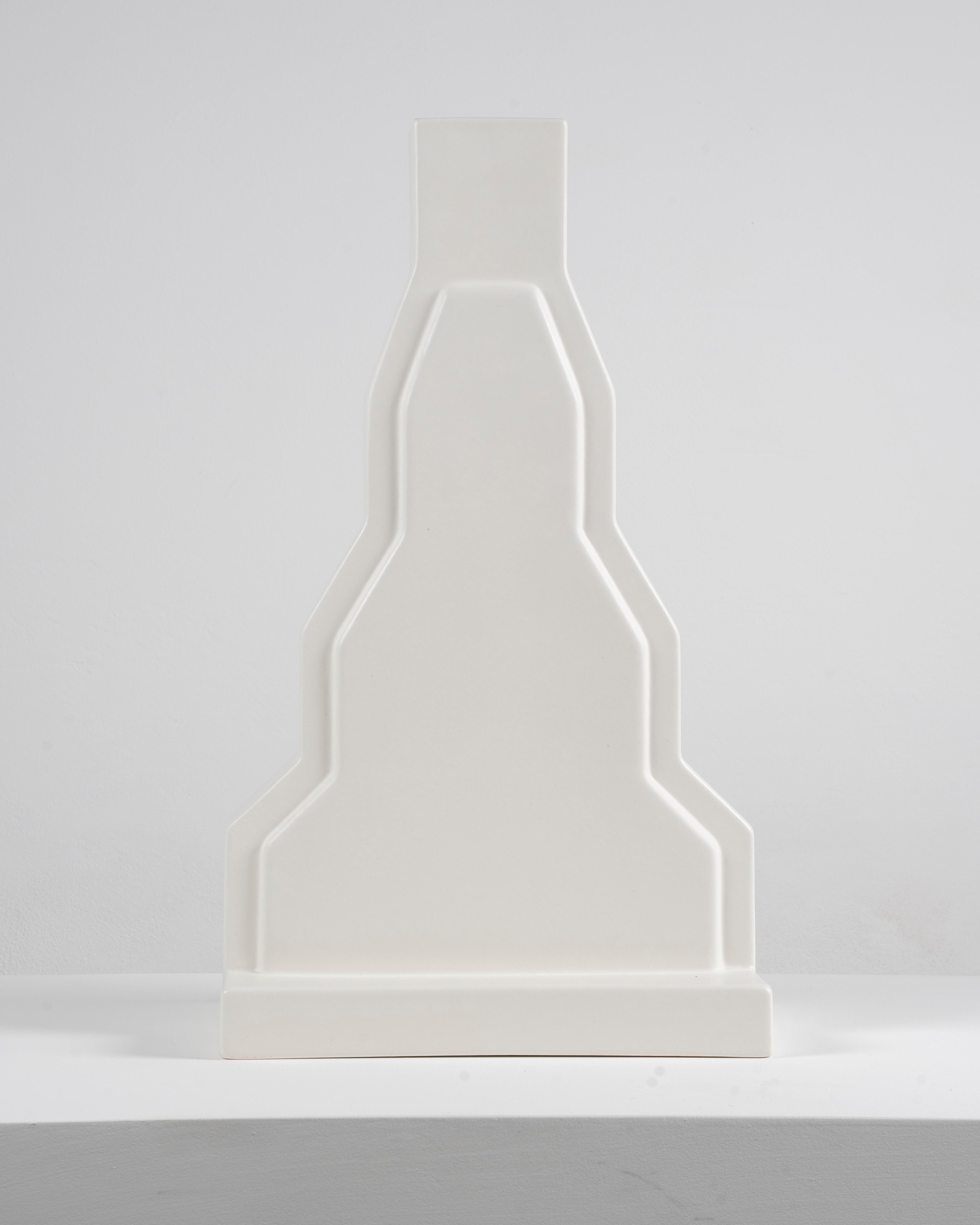 This ceramic piece is part of the Yantra series by Ettore Sottsass, a collection of thirty-nine forms including containers, ashtrays, vases and bowls, created between 1969 and 1973 and produced by Poltronova.
The choice of the name Yantra emphasizes