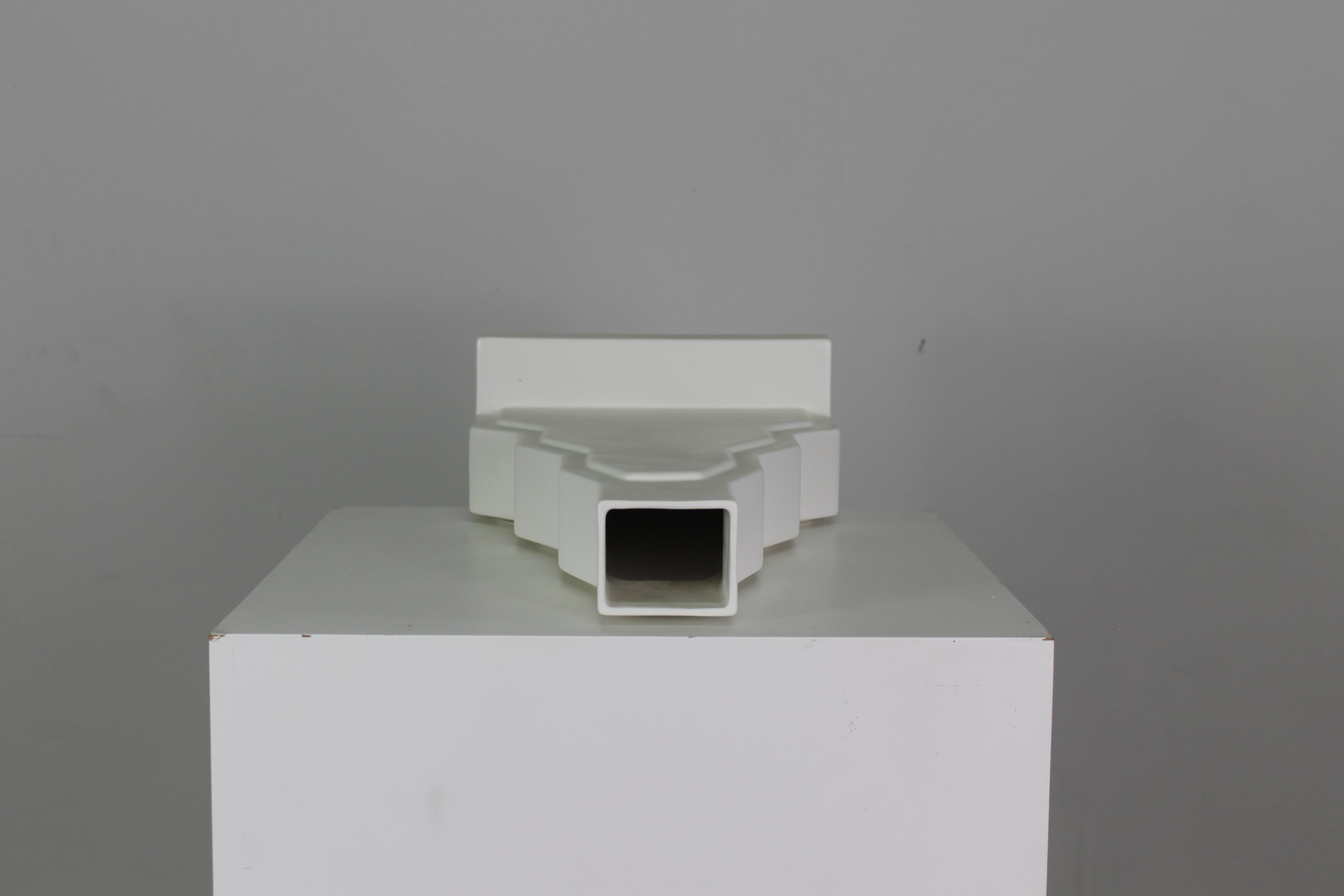 Ettore Sottsass Y23 Vase in White Enameled Ceramic Yantra Series Poltronova 70s In condizioni ottime in vendita a Montecatini Terme, IT