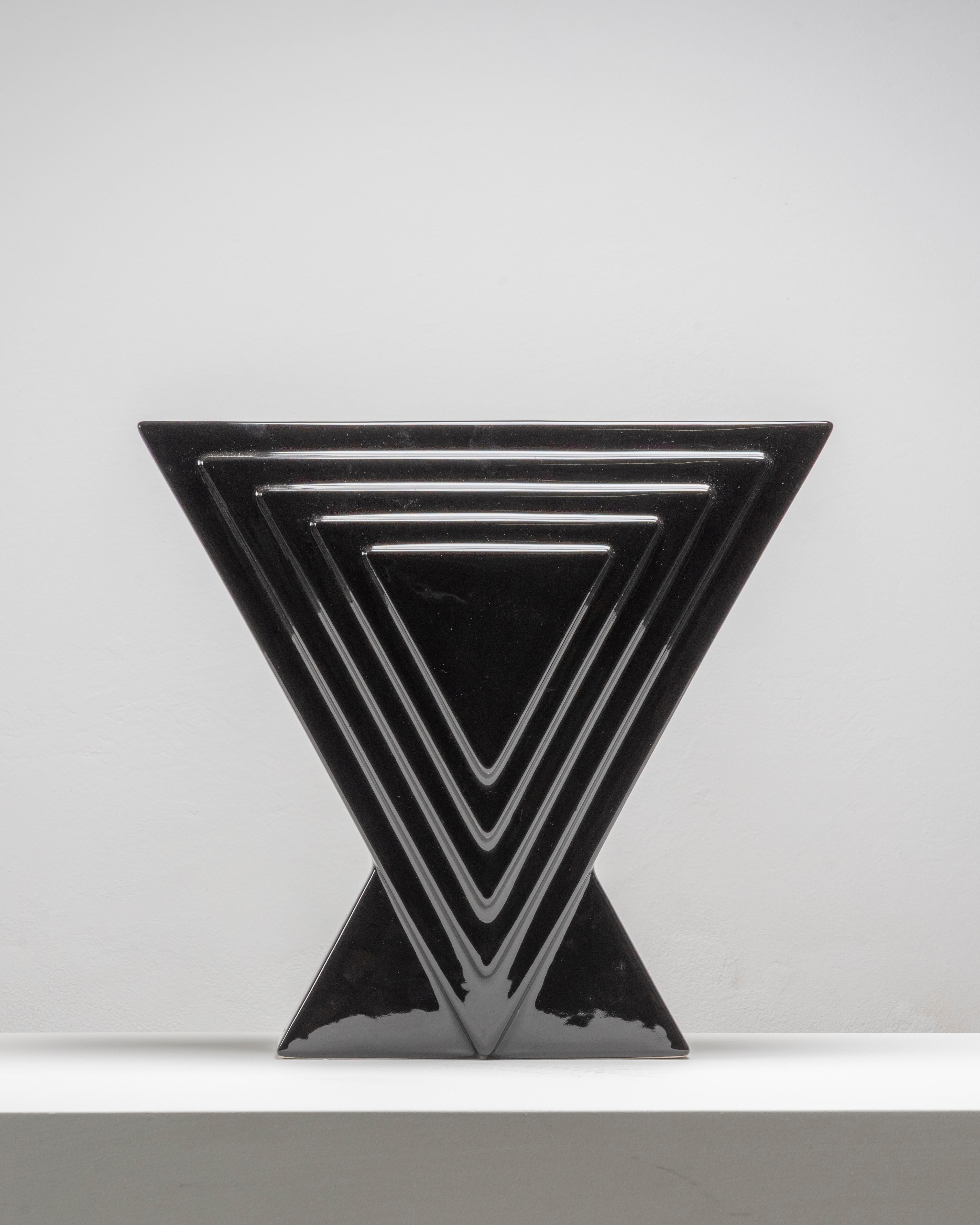 This ceramic piece is part of the Yantra series by Ettore Sottsass, a collection of thirty-nine forms including containers, ashtrays, vases and bowls, created between 1969 and 1973 and produced by Poltronova.
The choice of the name Yantra emphasizes