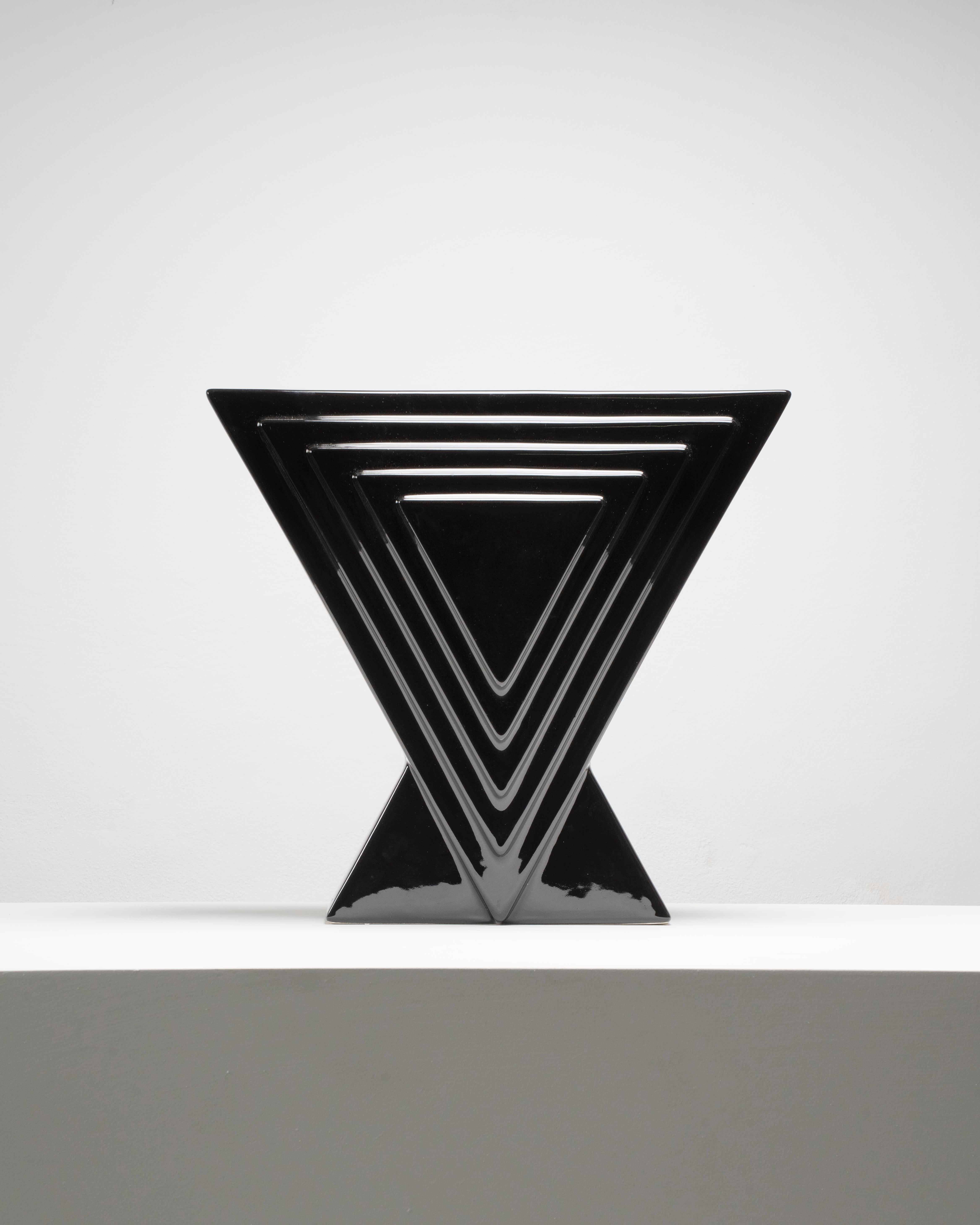 Postmoderno Ettore Sottsass Y29 Vase in Black Enameled Ceramic Yantra Series Poltronova 70s in vendita