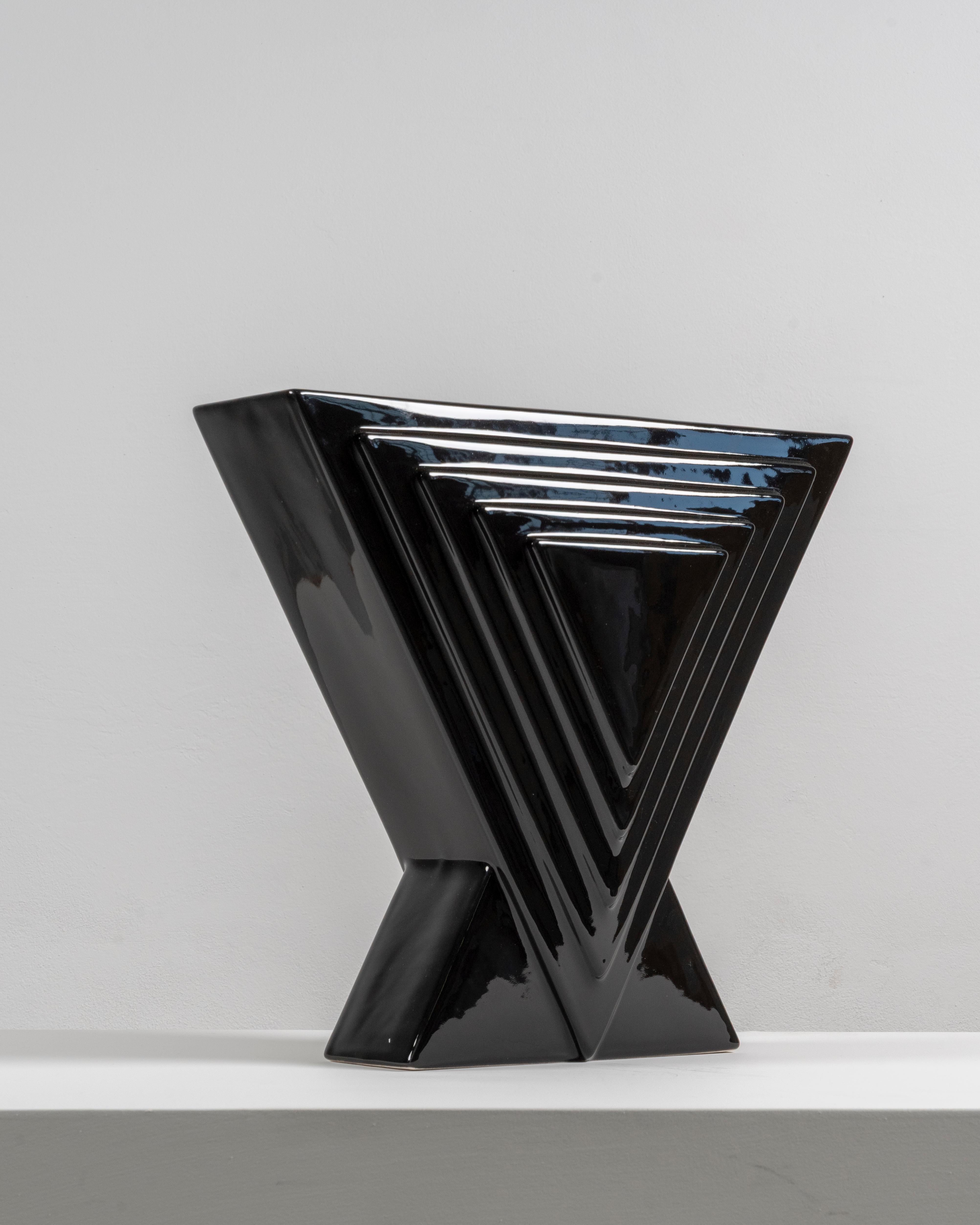 Italiano Ettore Sottsass Y29 Vase in Black Enameled Ceramic Yantra Series Poltronova 70s in vendita