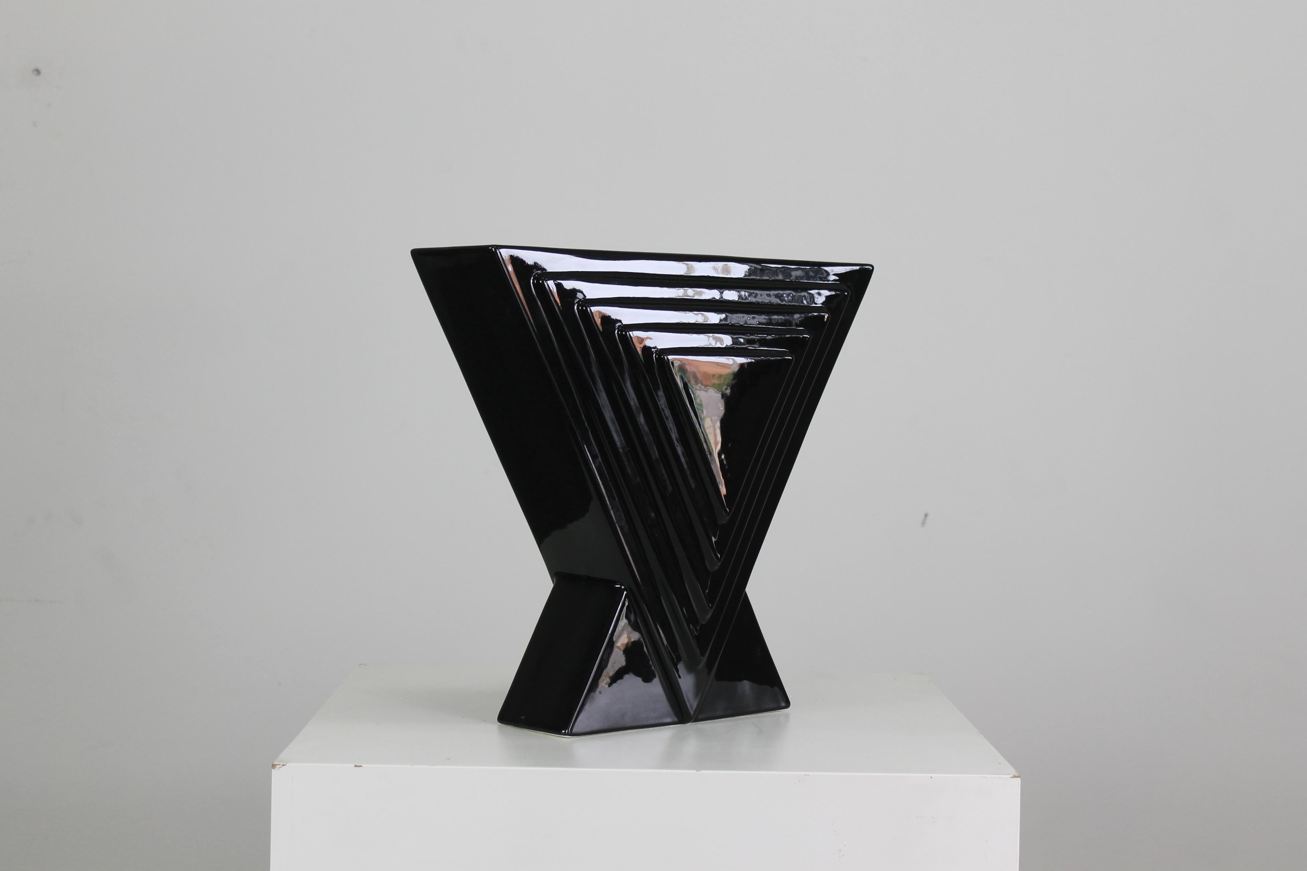 Ettore Sottsass Y29 Vase in Black Enameled Ceramic Yantra Series Poltronova 70s In condizioni ottime in vendita a Montecatini Terme, IT