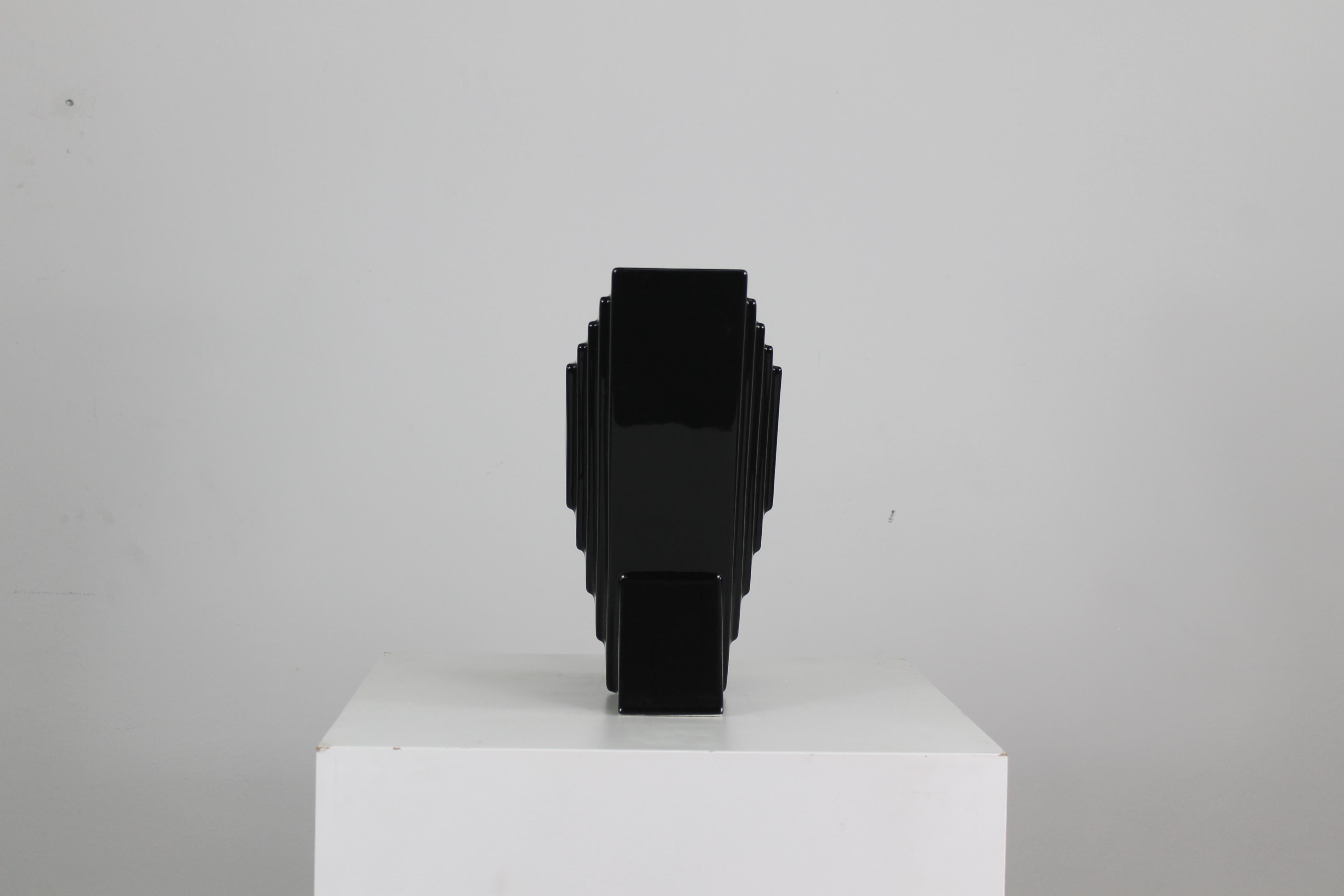 Fine XX secolo Ettore Sottsass Y29 Vase in Black Enameled Ceramic Yantra Series Poltronova 70s in vendita