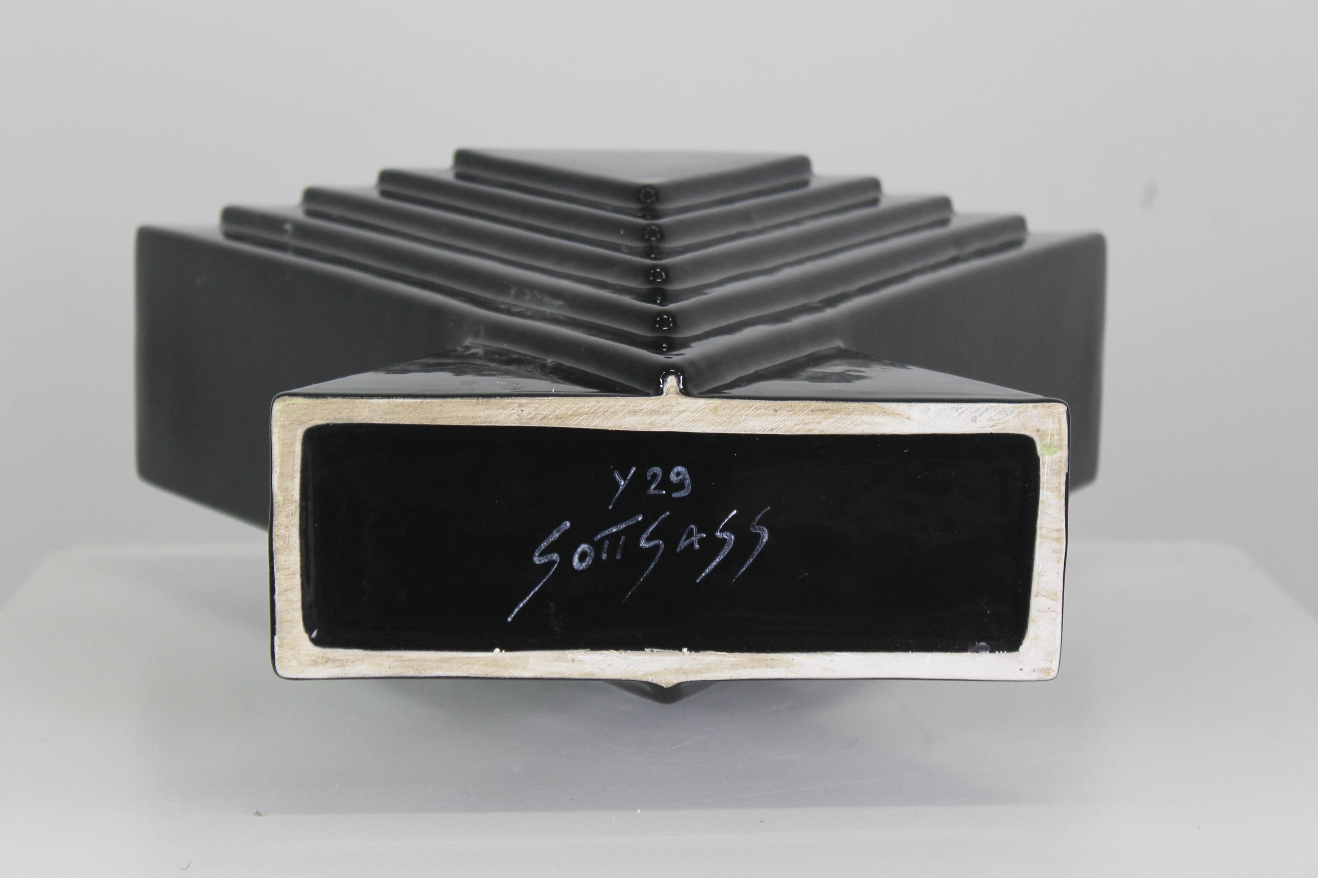 Ceramica Ettore Sottsass Y29 Vase in Black Enameled Ceramic Yantra Series Poltronova 70s in vendita