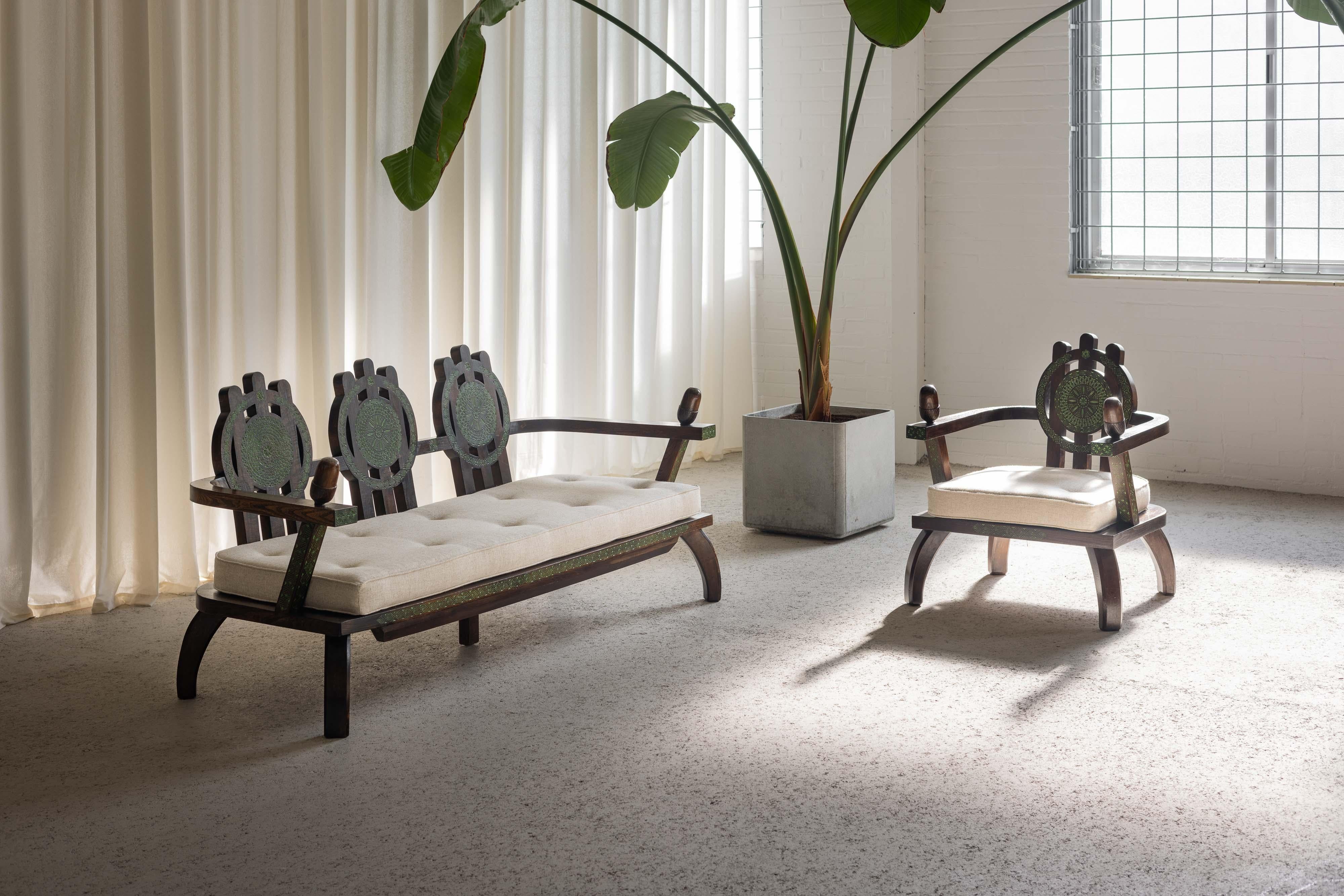 Fabricado en el propio taller de Ettore Zaccari en Italia durante la década de 1930, este exquisito sofá de salón es un testimonio de la notable habilidad y arte de su creador. El sofá está acabado en madera de fresno ebonizada de color marrón