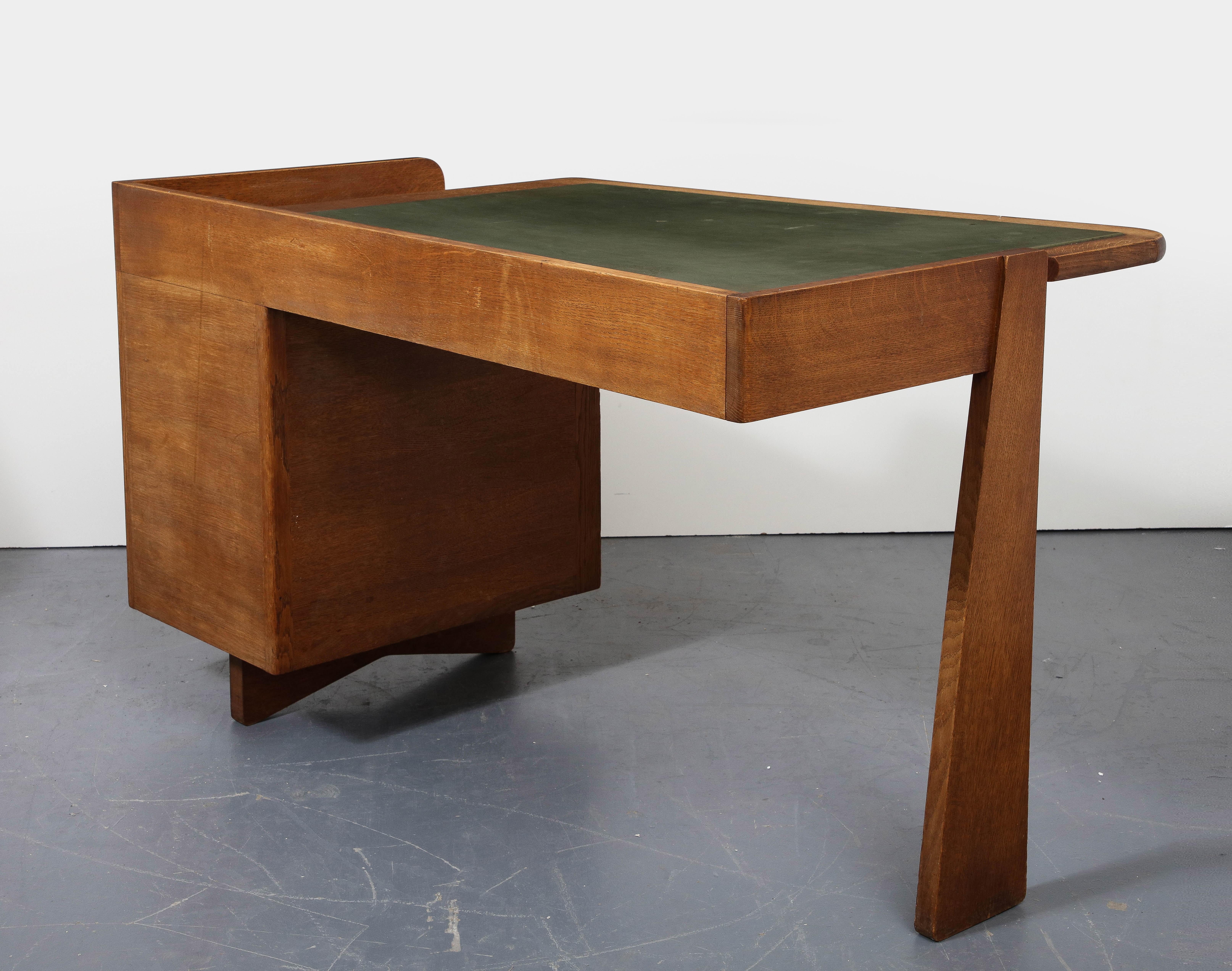 Schreibtisch „Etudient“ aus Eiche von Guillerme et Chambron, Frankreich, um 1970 im Angebot 3
