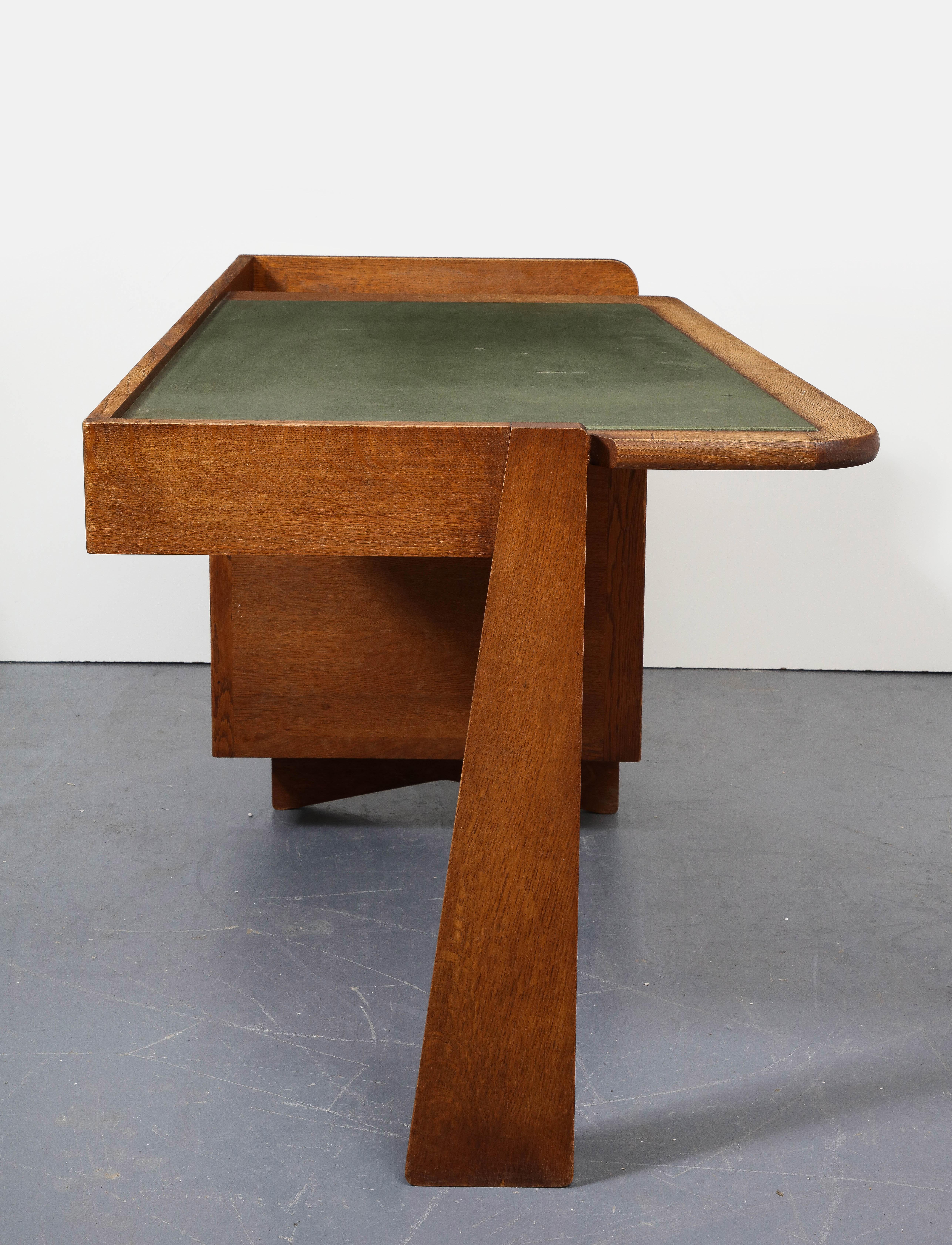 Schreibtisch „Etudient“ aus Eiche von Guillerme et Chambron, Frankreich, um 1970 im Angebot 4