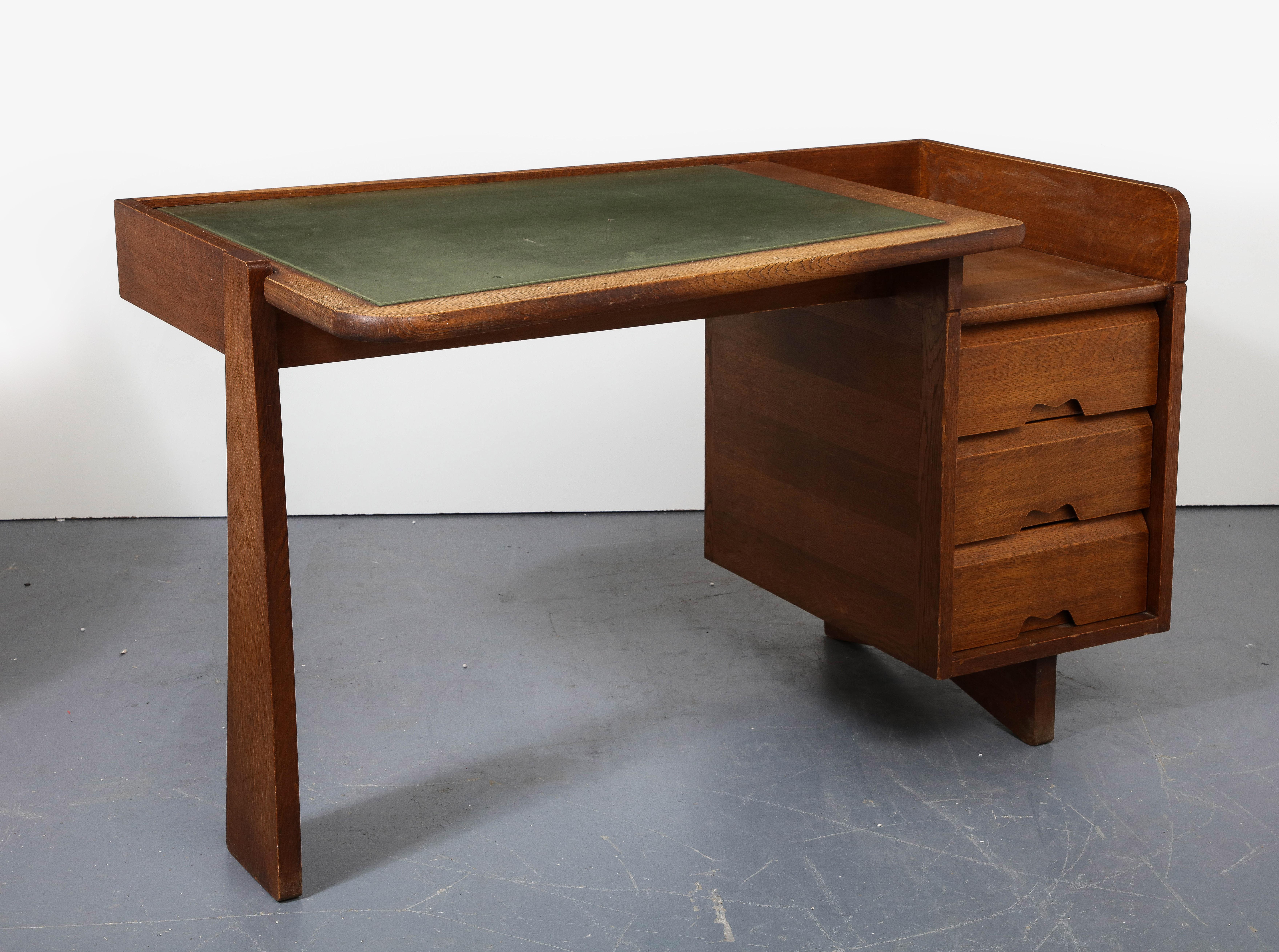 Schreibtisch „Etudient“ aus Eiche von Guillerme et Chambron, Frankreich, um 1970 im Angebot 5