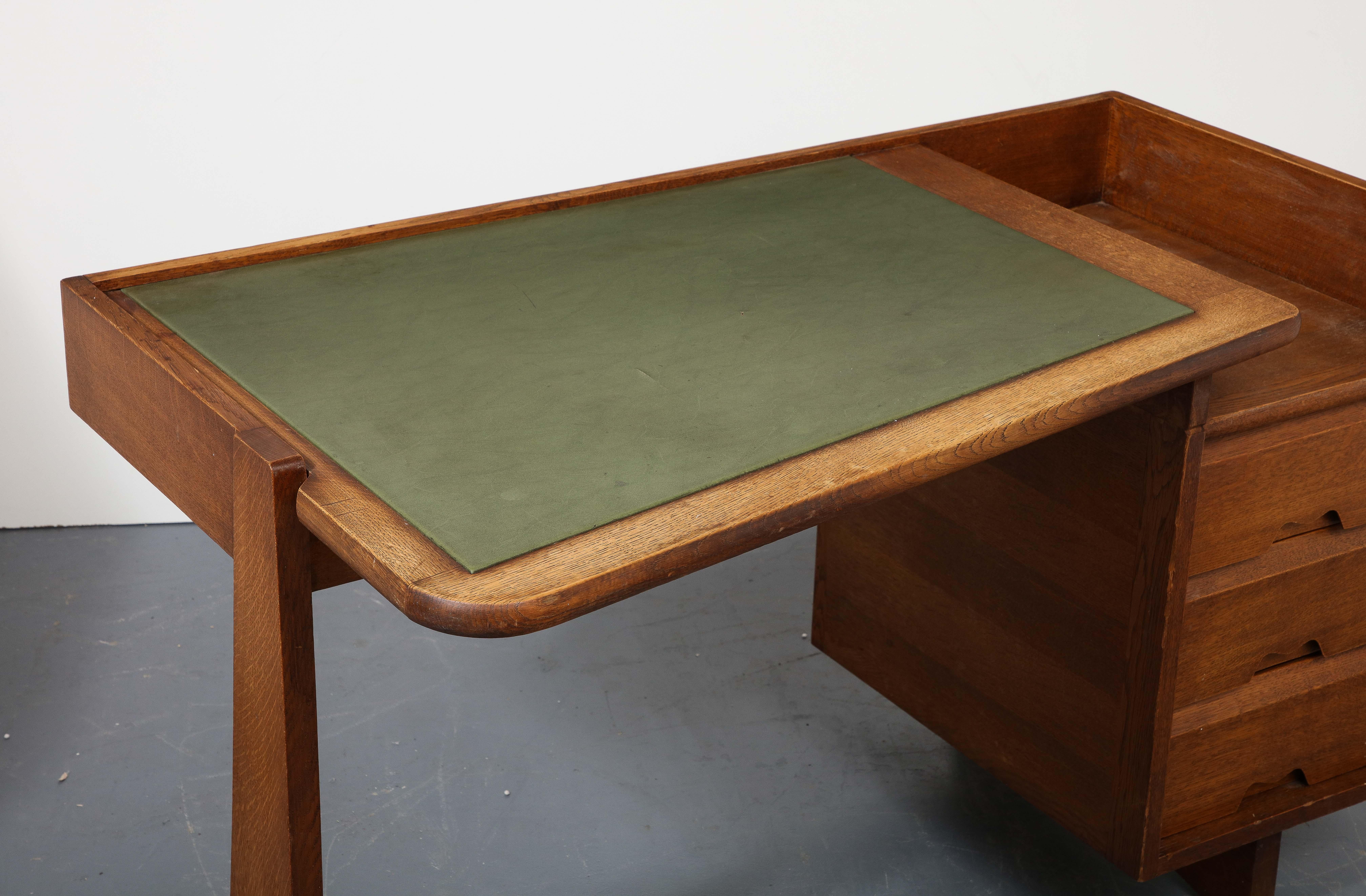 Schreibtisch „Etudient“ aus Eiche von Guillerme et Chambron, Frankreich, um 1970 im Angebot 6