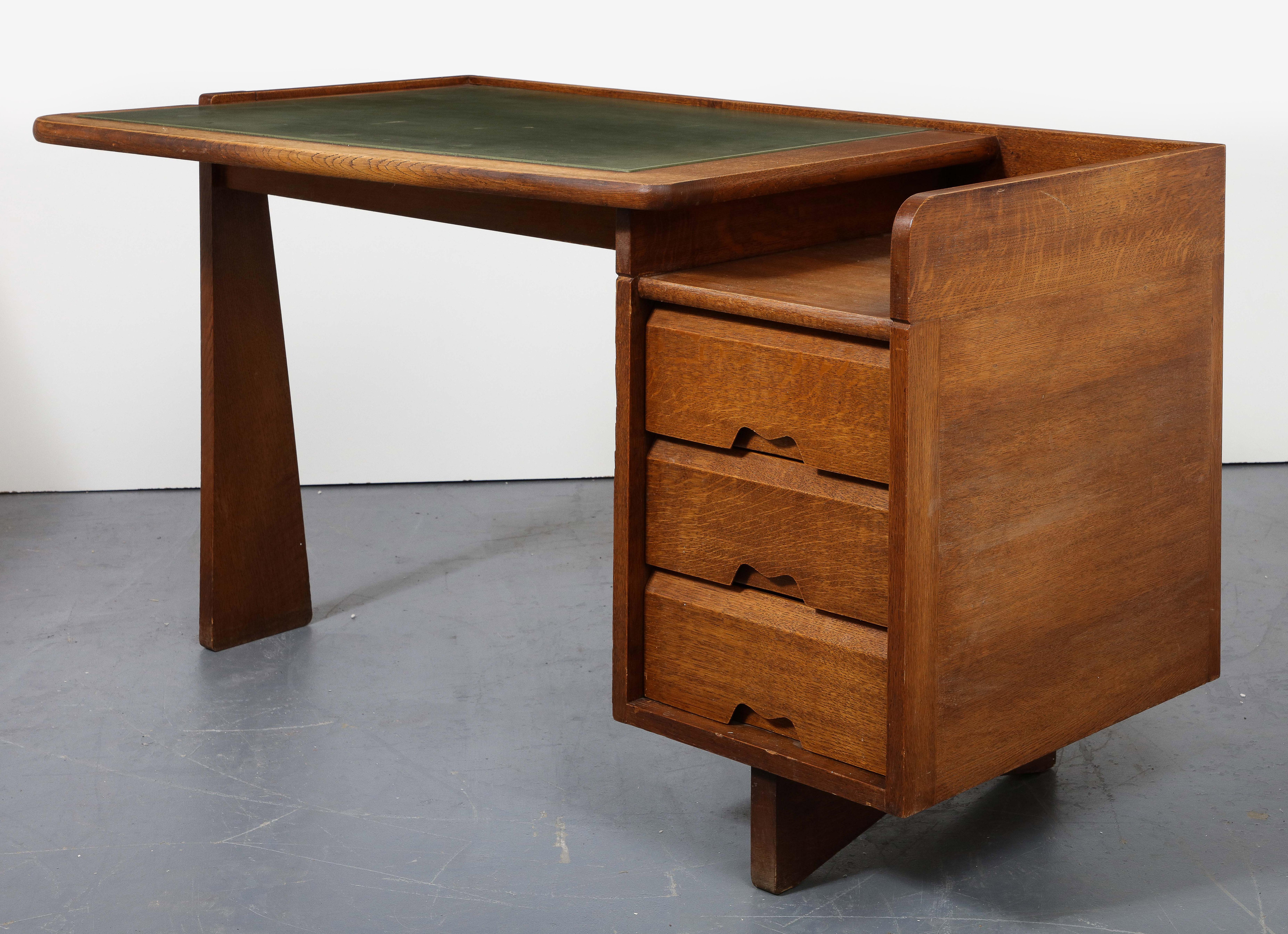 Schreibtisch „Etudient“ aus Eiche von Guillerme et Chambron, Frankreich, um 1970 (Moderne der Mitte des Jahrhunderts) im Angebot