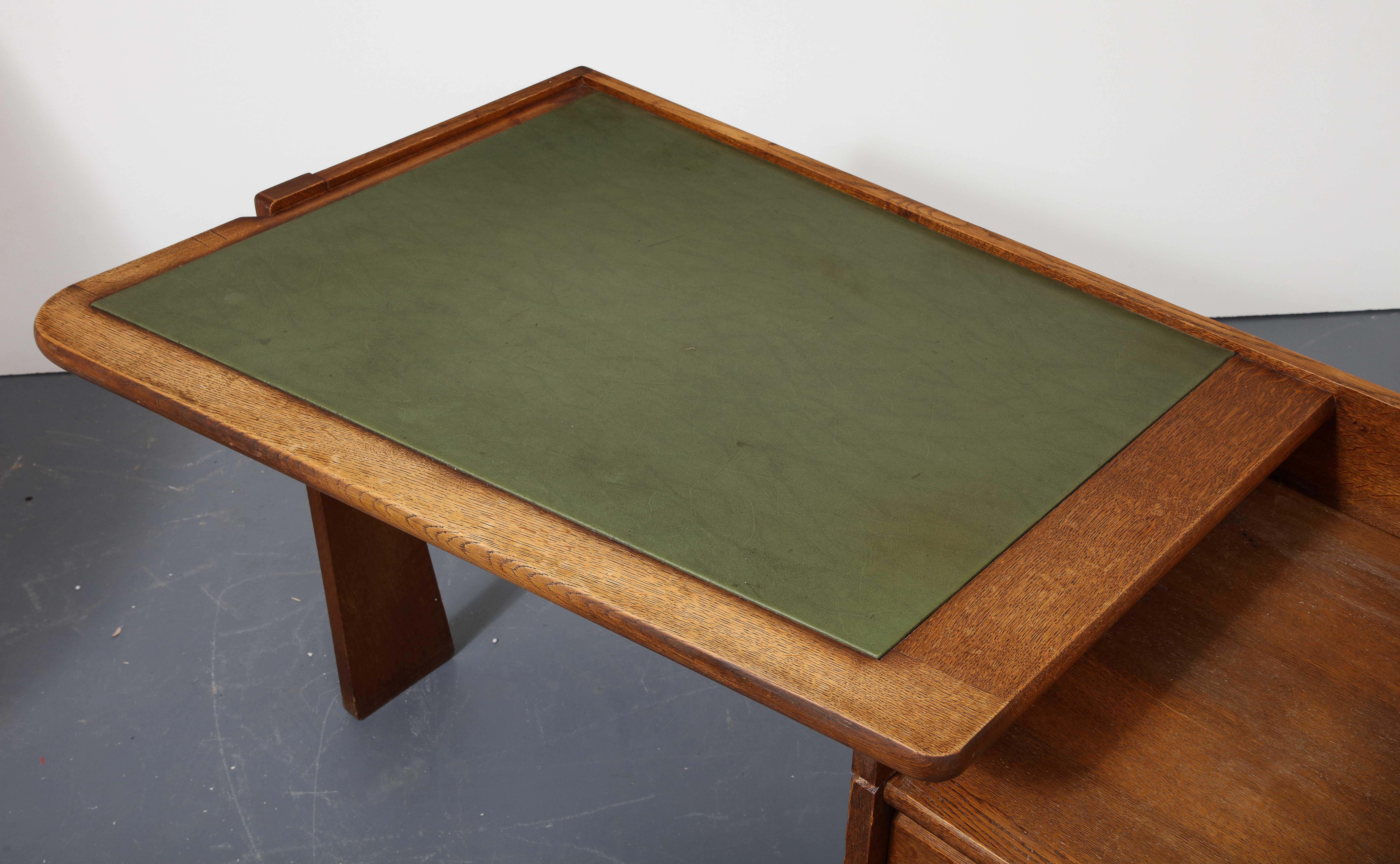 Schreibtisch „Etudient“ aus Eiche von Guillerme et Chambron, Frankreich, um 1970 (Ende des 20. Jahrhunderts) im Angebot