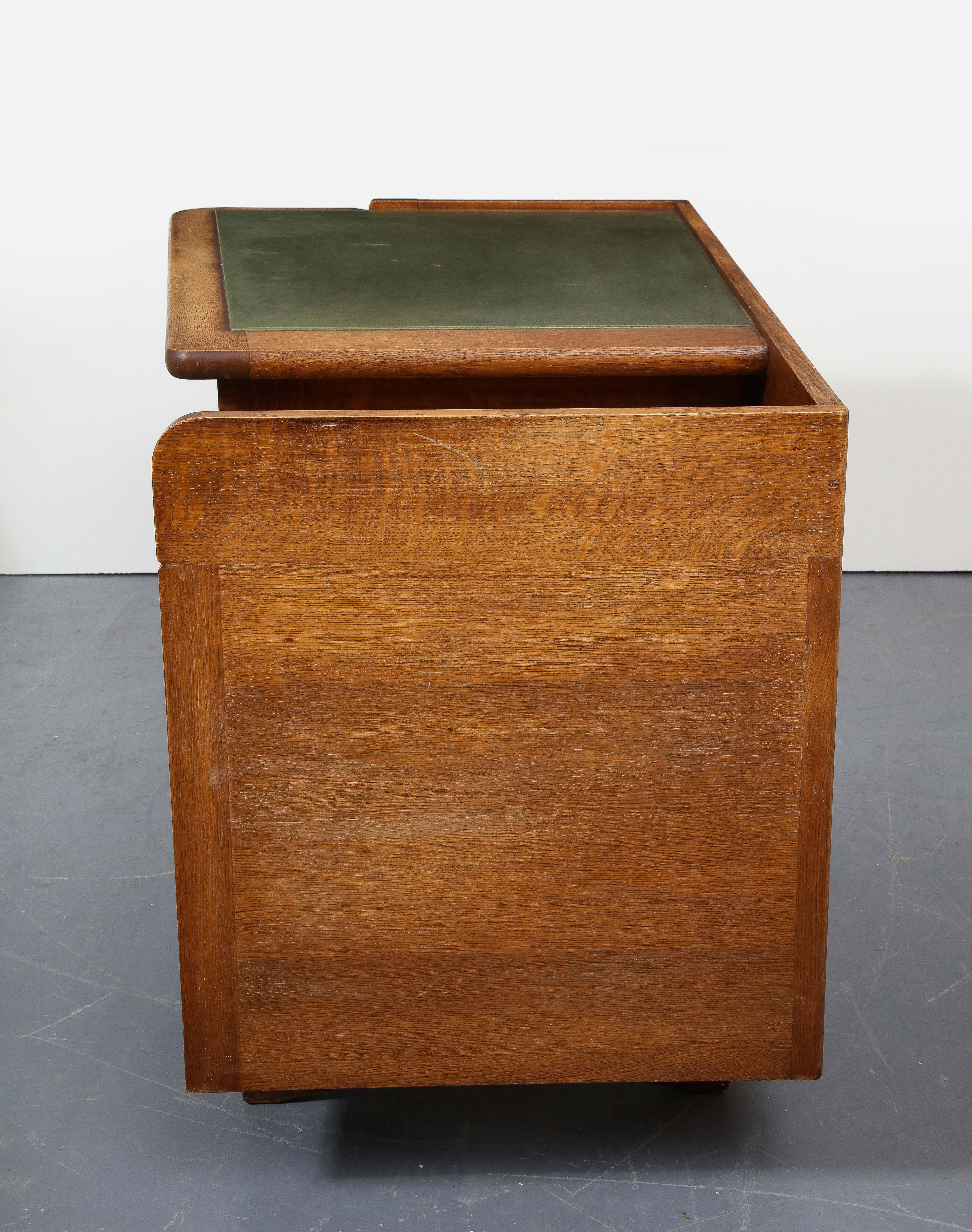 Schreibtisch „Etudient“ aus Eiche von Guillerme et Chambron, Frankreich, um 1970 (Eichenholz) im Angebot
