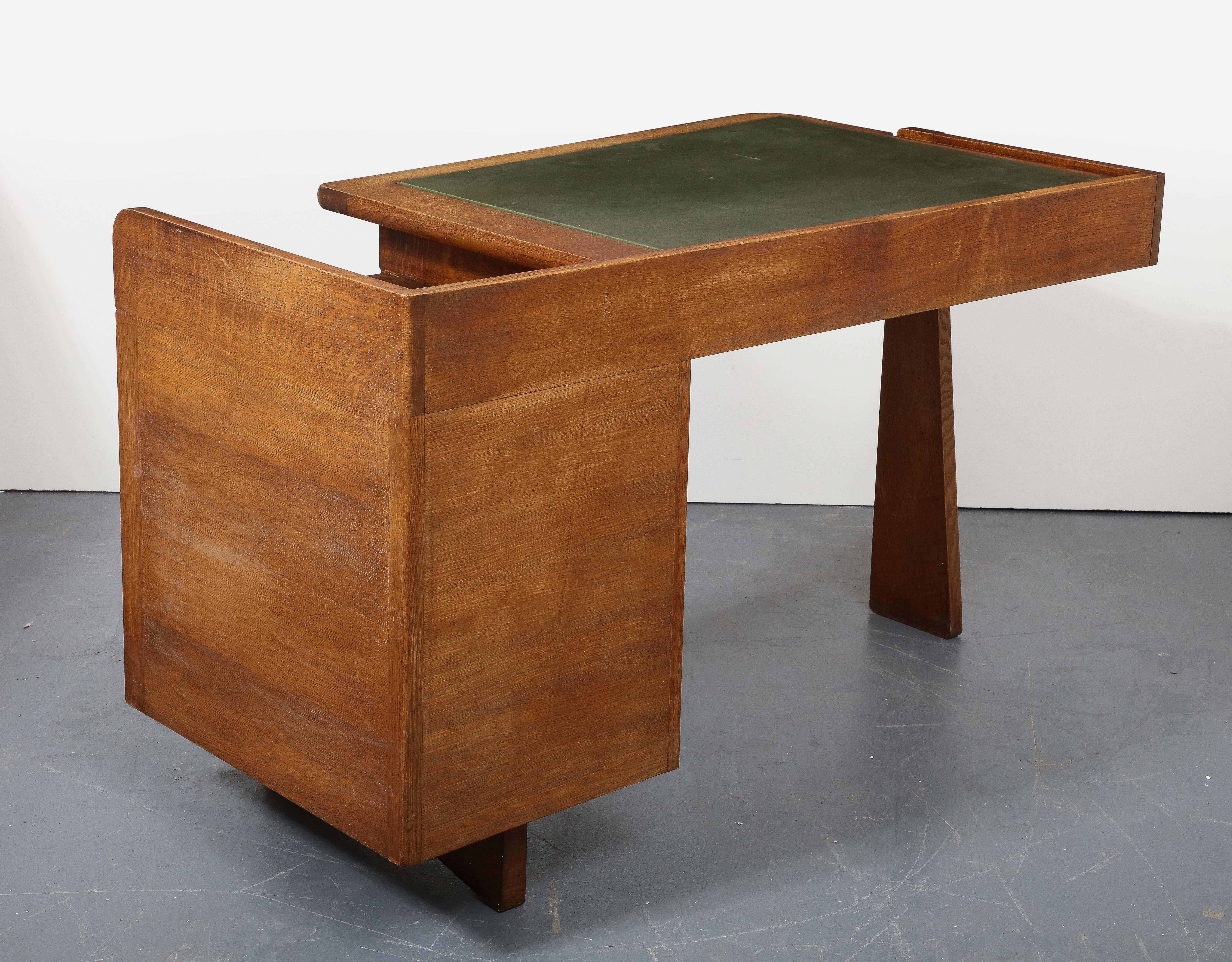Schreibtisch „Etudient“ aus Eiche von Guillerme et Chambron, Frankreich, um 1970 im Angebot 1