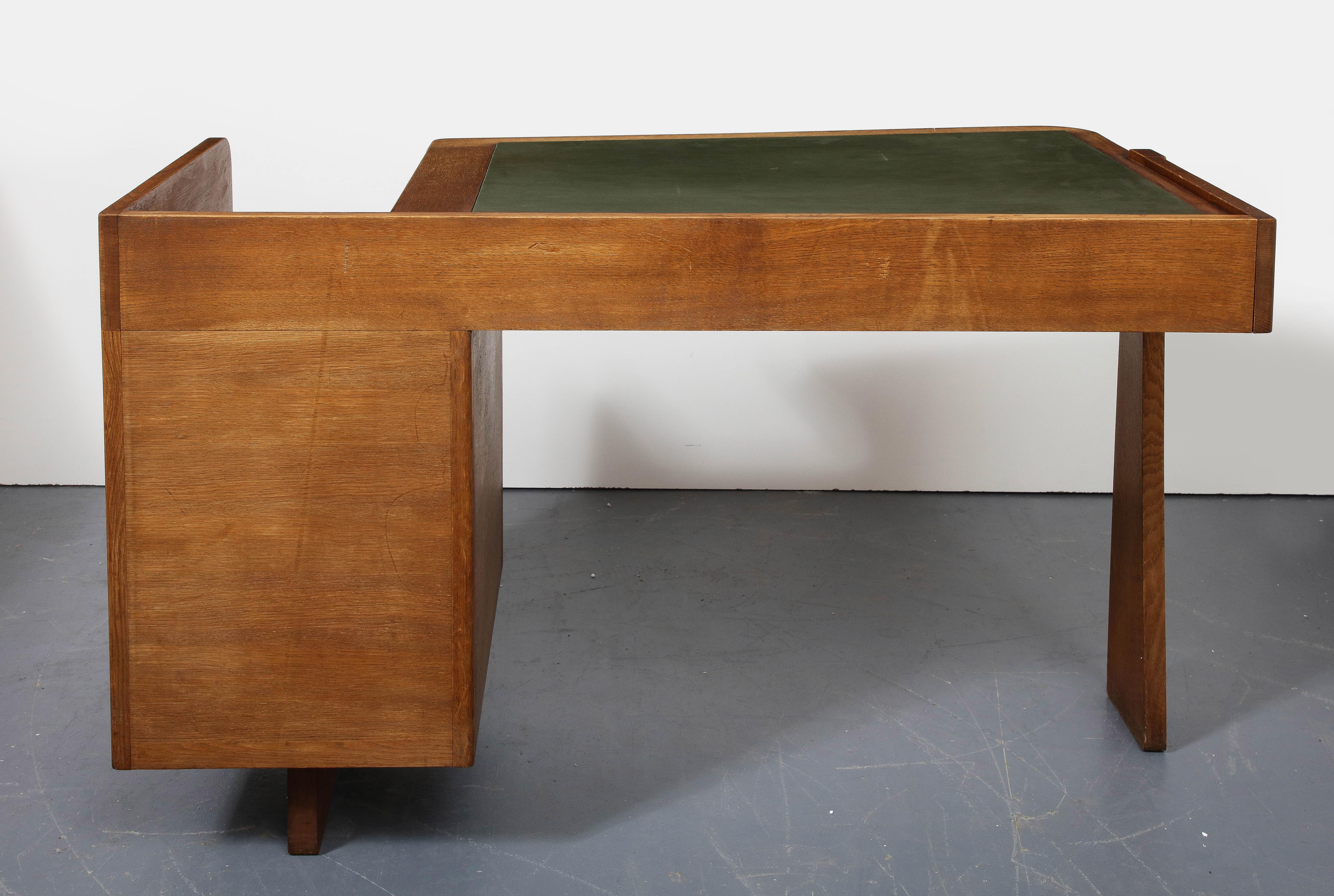 Schreibtisch „Etudient“ aus Eiche von Guillerme et Chambron, Frankreich, um 1970 im Angebot 2