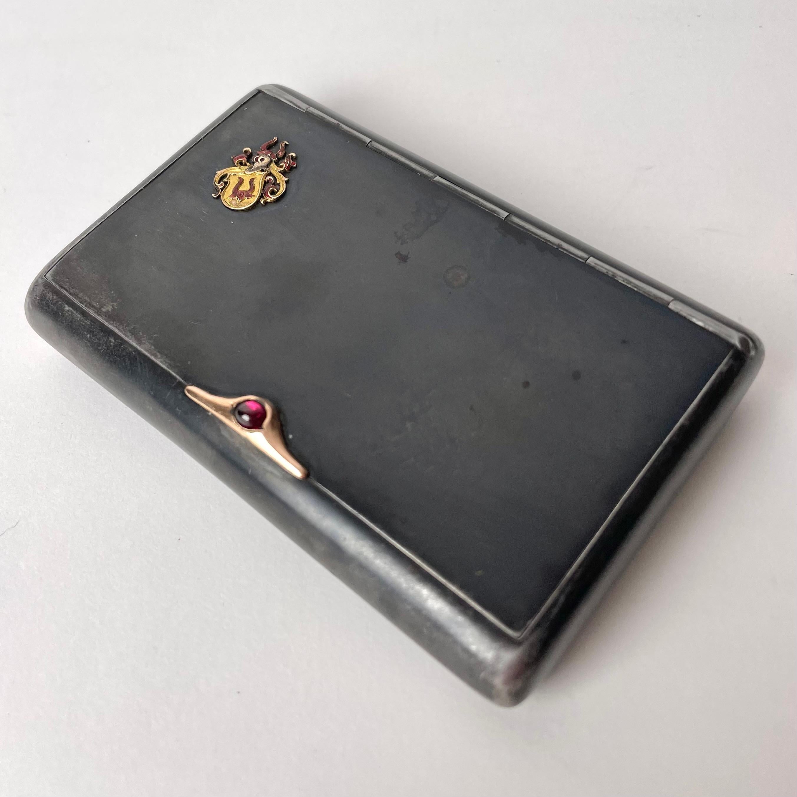 Etui in Oxidized Steel with Crest of Swedish Noble Family Oxenstierna 19th Century. Entirely in oxidized black steel, except for aforementioned crest and silvered hatch. Slightly rounded edges, leading to an elegant appearance.

Belonged to the