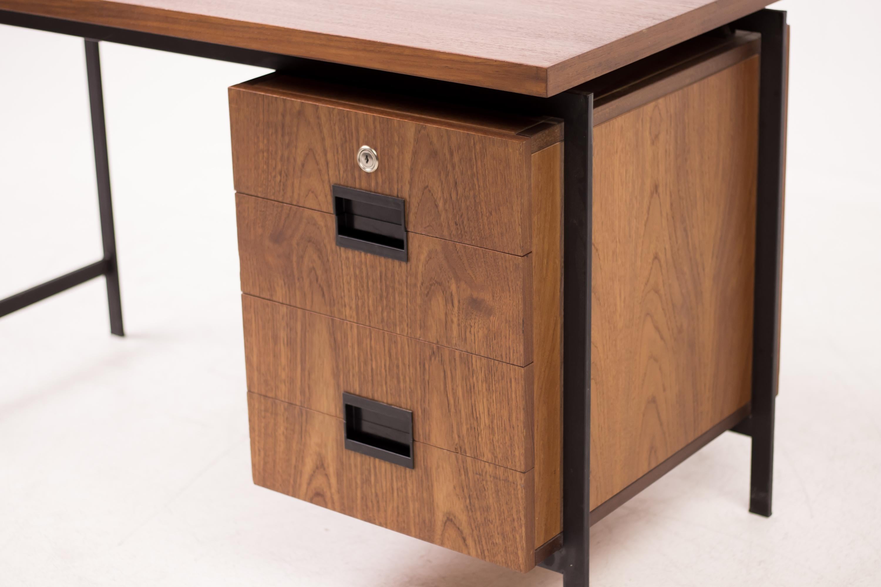 Elegant EU-01 desk from U+N series in teak, designed by Cees Braakman for Pastoe in 1958. 
Drawers with the renowned birch bent plywood interior. 
The desk is marked with the Pastoe silver label and the key is present.