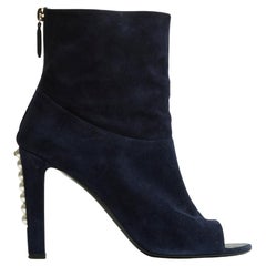 Chanel Stiefel US8,5 Ausgefallene Perlen und marineblaue Wildlederstiefeletten mit offenem Zehenbereich EU39