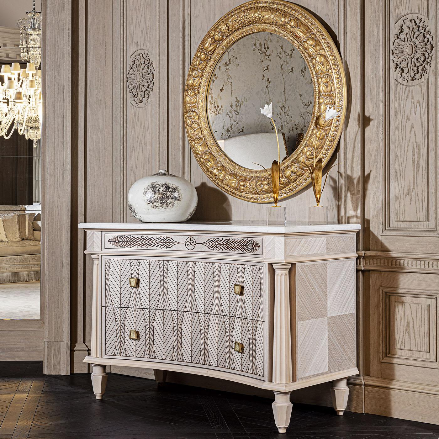 This chest of drawers is handcrafted and features a fine inlaid eucalyptus frame adorned with a precious marble top.