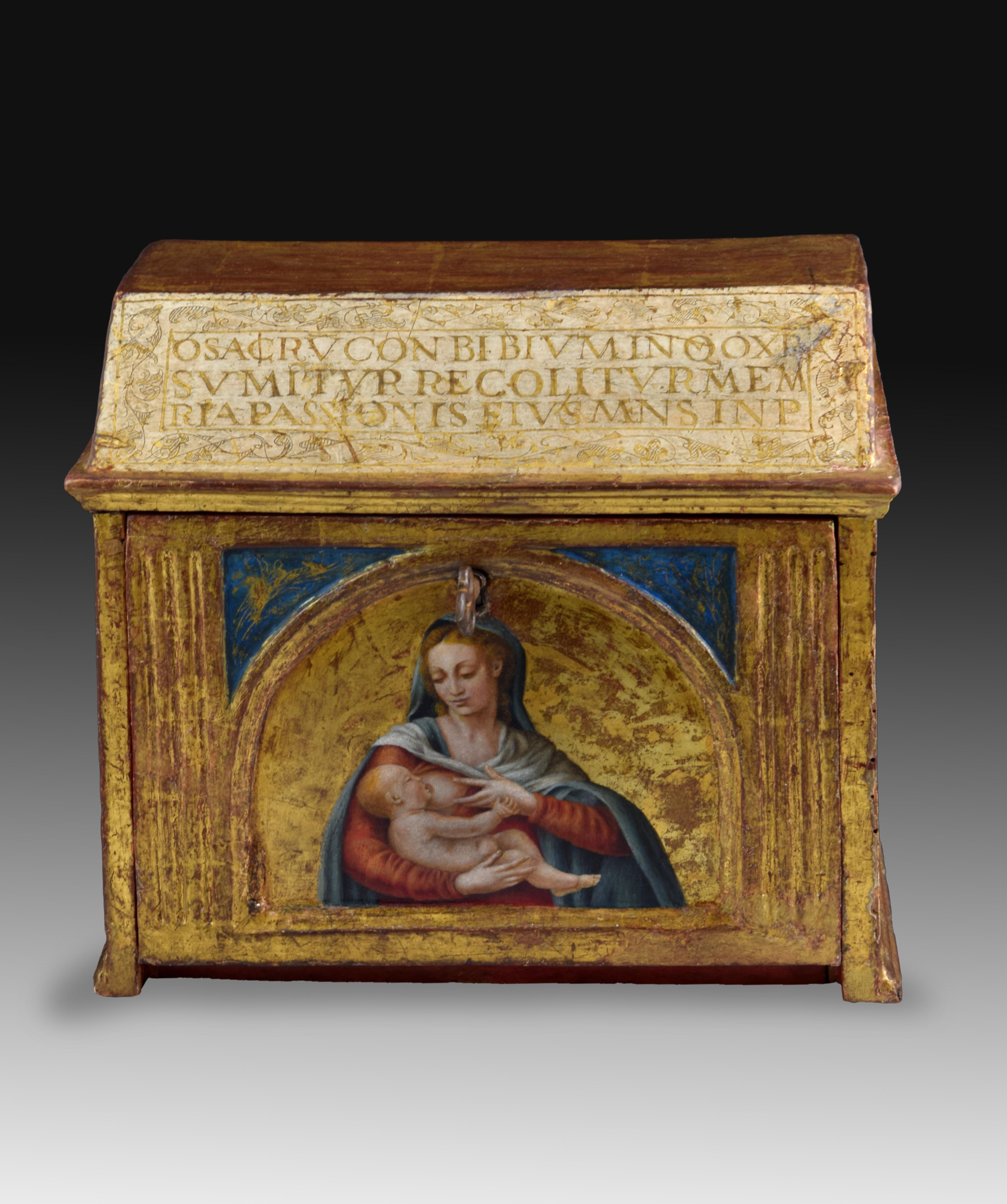 Chest. Carved and polychrome wood. Spain, 16th century. 
 Carved wooden casket, gilded and polychrome with a rectangular base and upper part in the shape of a gabled roof or trough (with straight and not inclined smaller sides); It opens when