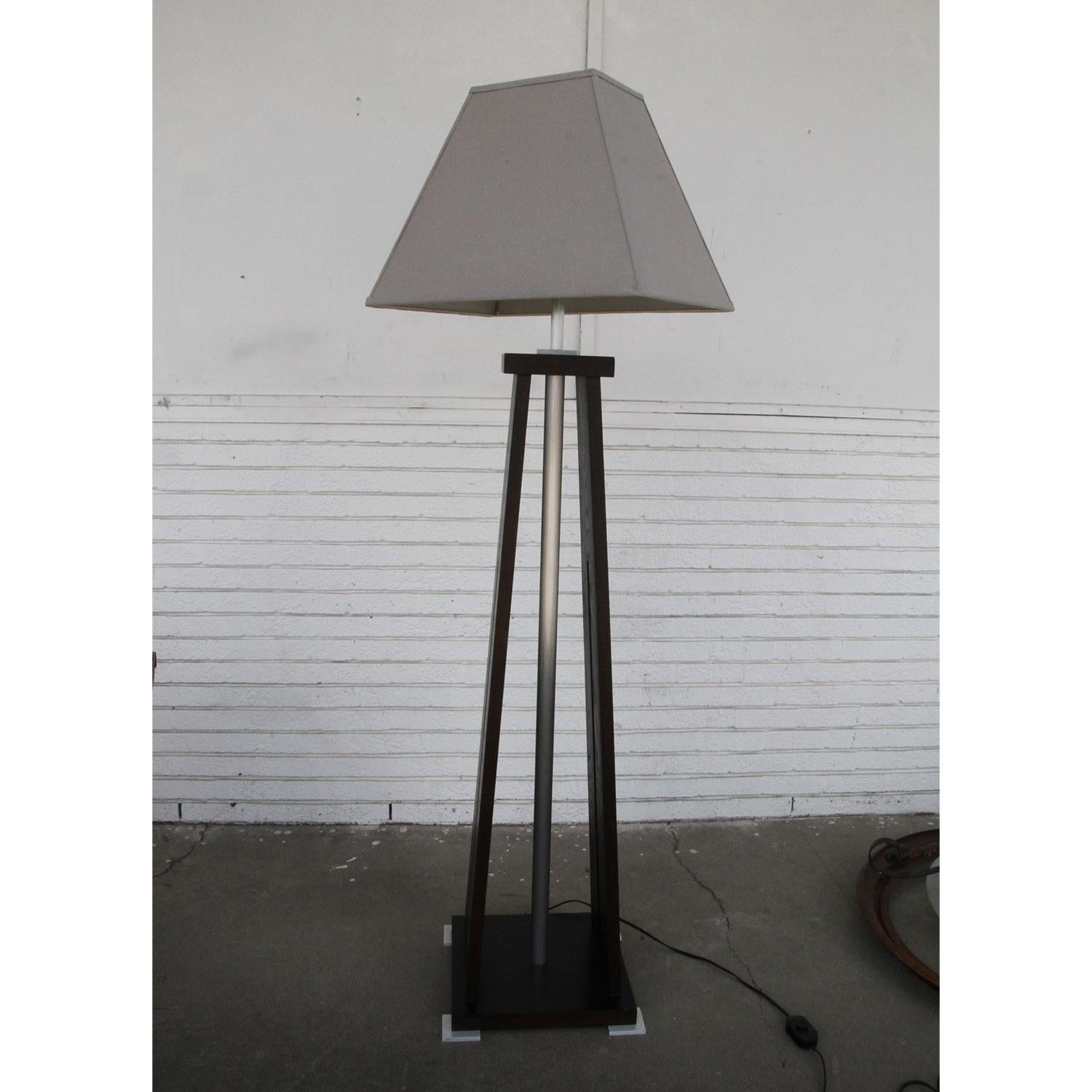 Lámpara de pie estilo Misión Euclid by Mirak Furniture Nogal en venta