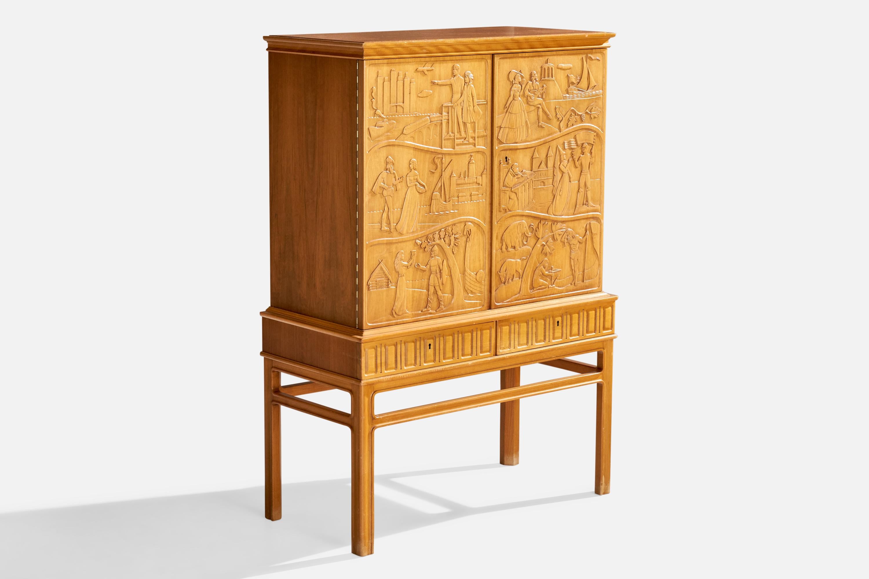 Cabinet en bois sculpté à la main, conçu et produit par Eugen Höglund, Vetlanda, Suède, c. 1950.

