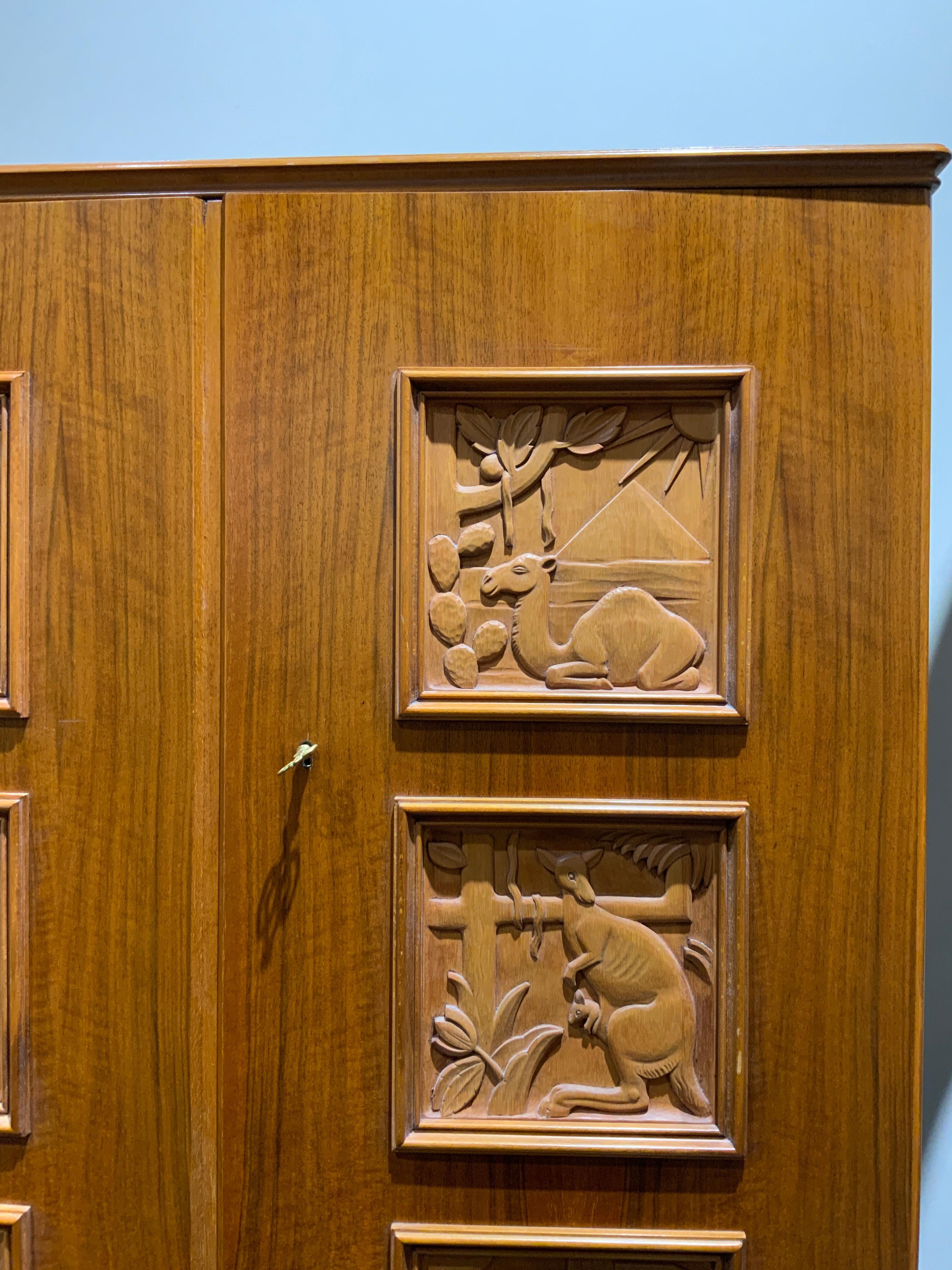 Mid-Century Modern Armoire en noyer Eugen Hoglund Suède 1950 