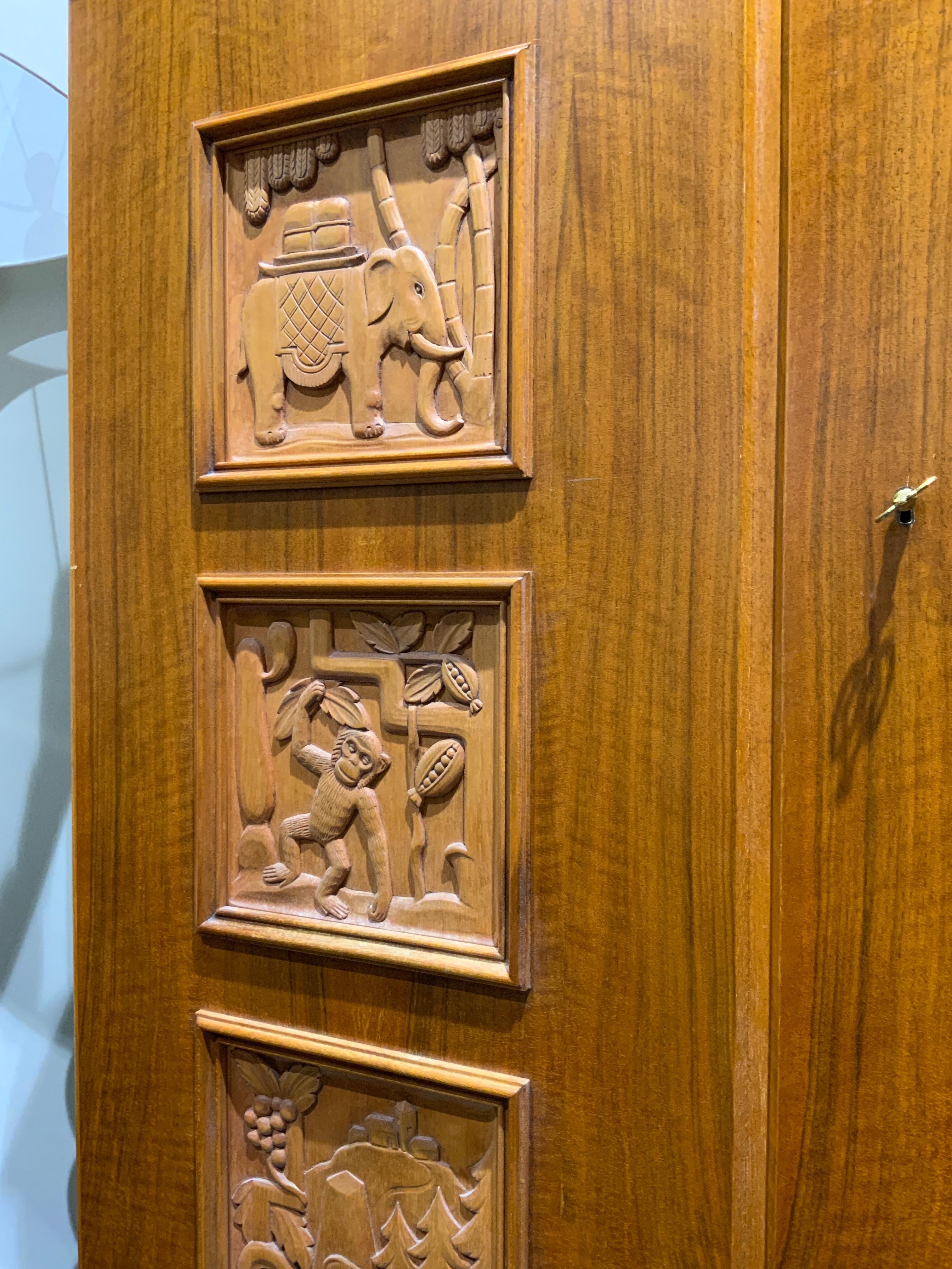 Suédois Armoire en noyer Eugen Hoglund Suède 1950 