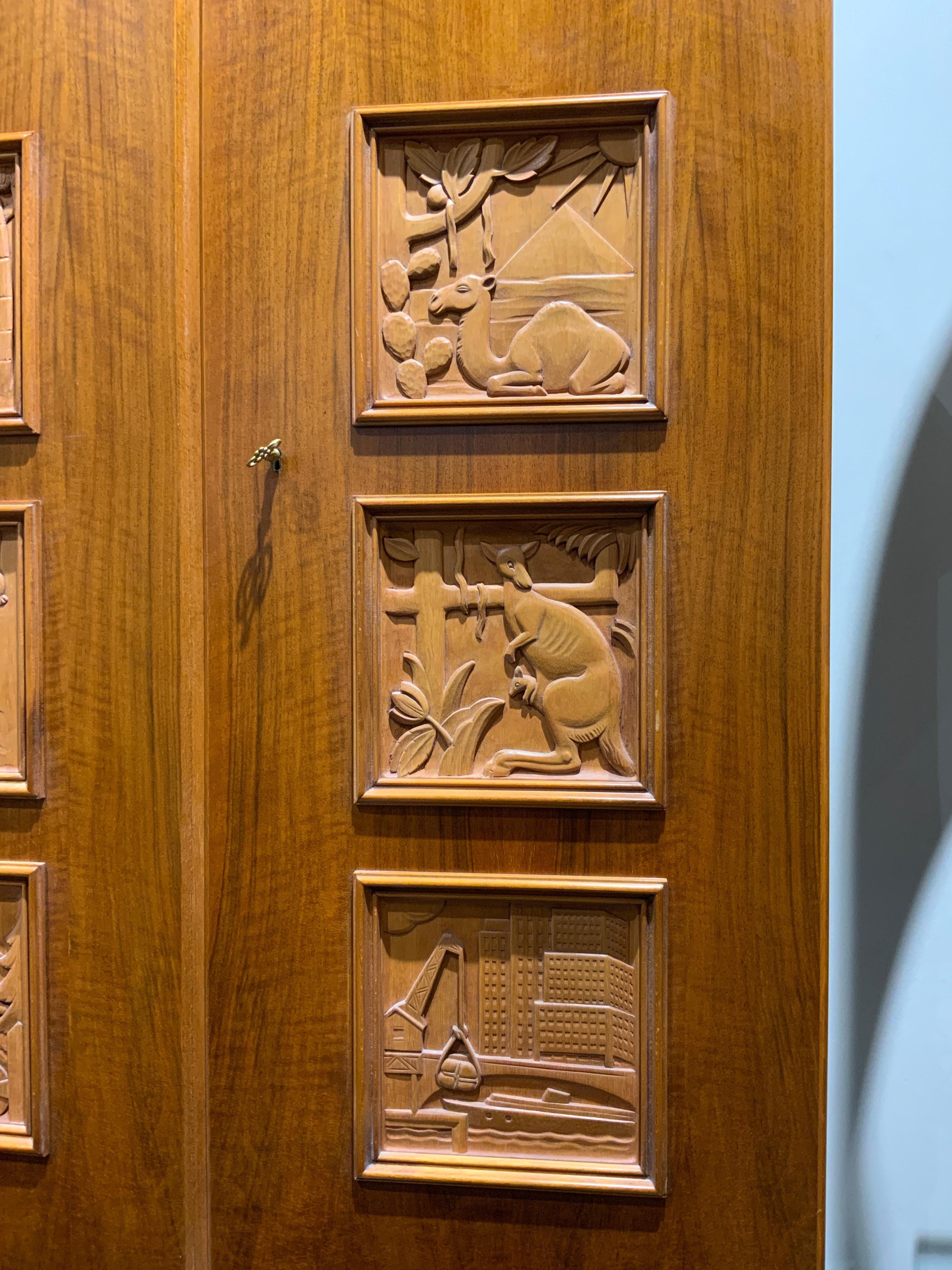 Armoire en noyer Eugen Hoglund Suède 1950  Bon état à PARIS, FR