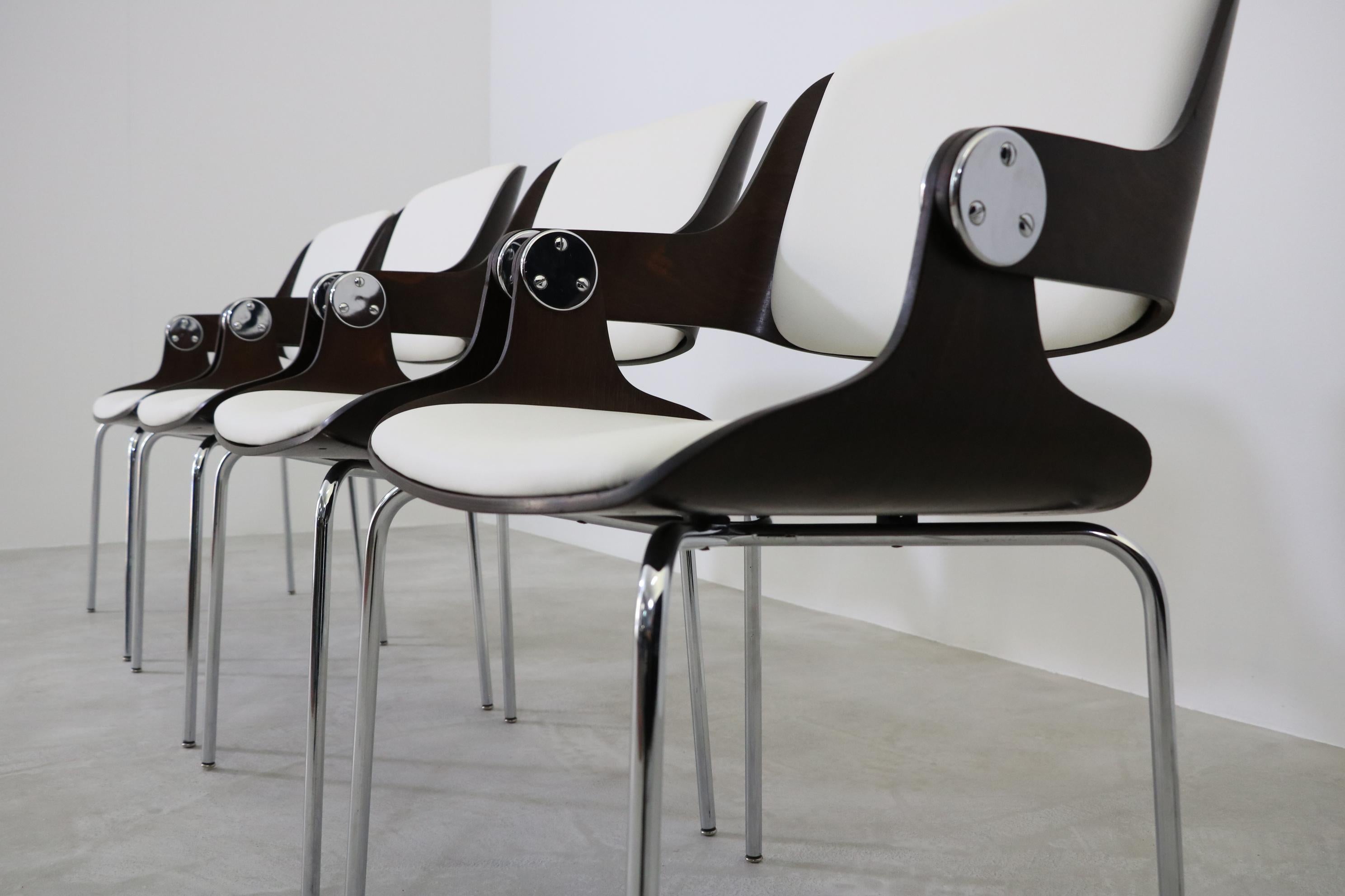Dining or conference chair by the German Achritect Eugen Schmidt, produced by ES-Eugen Schmidt Darmstadt 1965.
Chromed metal frame, seat and back plywood bent dark stained, upholstered cover leather white, W 58 cm H 88 cm ST 46 cm.
Re-upholstery