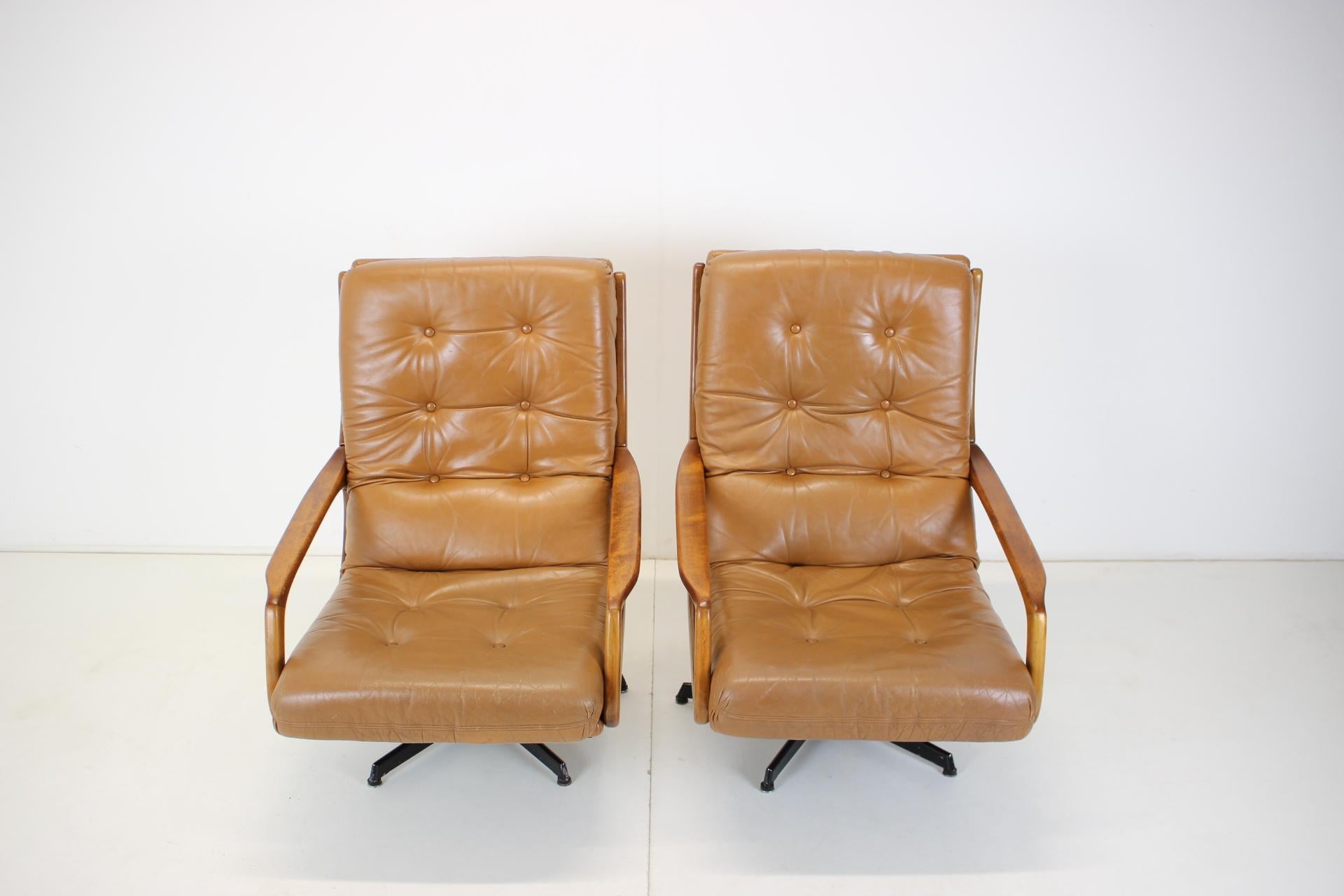 -Bon état d'origine
-Fabriqué en bois et en cuir
-le cuir et la jambe de fer, ils présentent des signes de défauts de surface
-constructivement forte et fonctionnelle
-les parties en bois ont été partiellement restaurées.