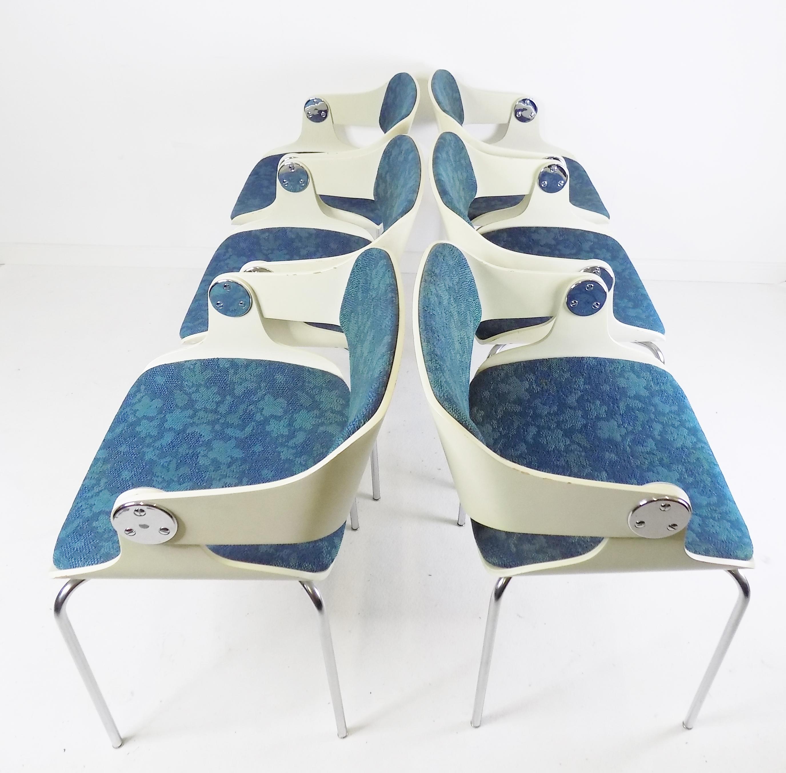 Der Satz von 6 Eugen Schmidt Stühlen, in einer fantastischen Farbkombination von weißen Holzschalen mit aquamarinblauen Sitzpads, ist in sehr gutem Zustand. Die Holzschalen weisen leichte Gebrauchsspuren auf und verleihen den Stühlen eine attraktive