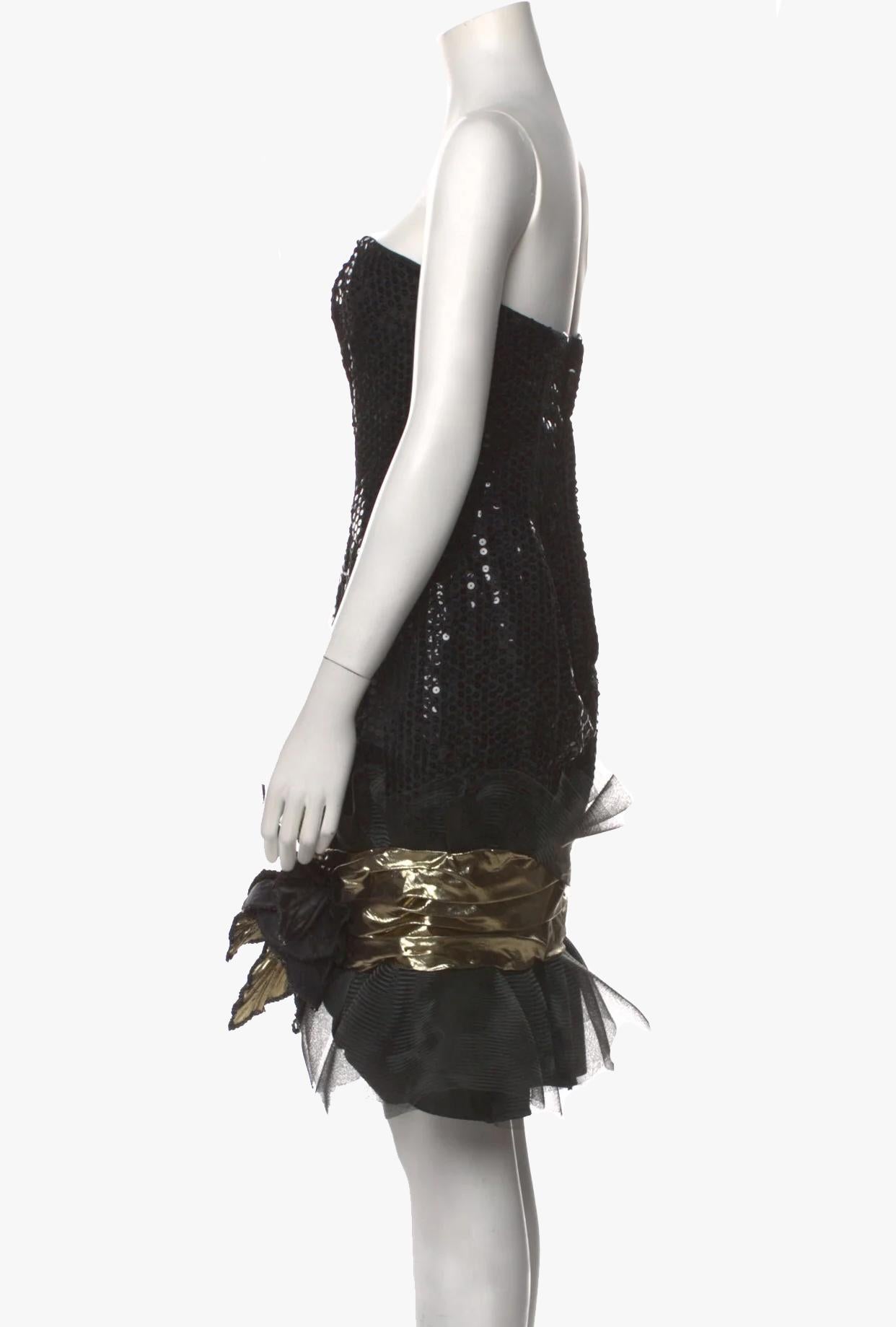 Eugene Alexander Abendkleid mit Paillettenbesatz und Mesh-Akzenten

Verdeckter Reißverschluss an der Seite

Größe - S
Brustumfang: 65 cm / 25,5″
Taille: 67 cm / 26.5″
Hüfte: 81 cm / 31.75″
Länge: 81 cm / 31.75″.

Stoff - nicht aufgeführt, fühlt sich