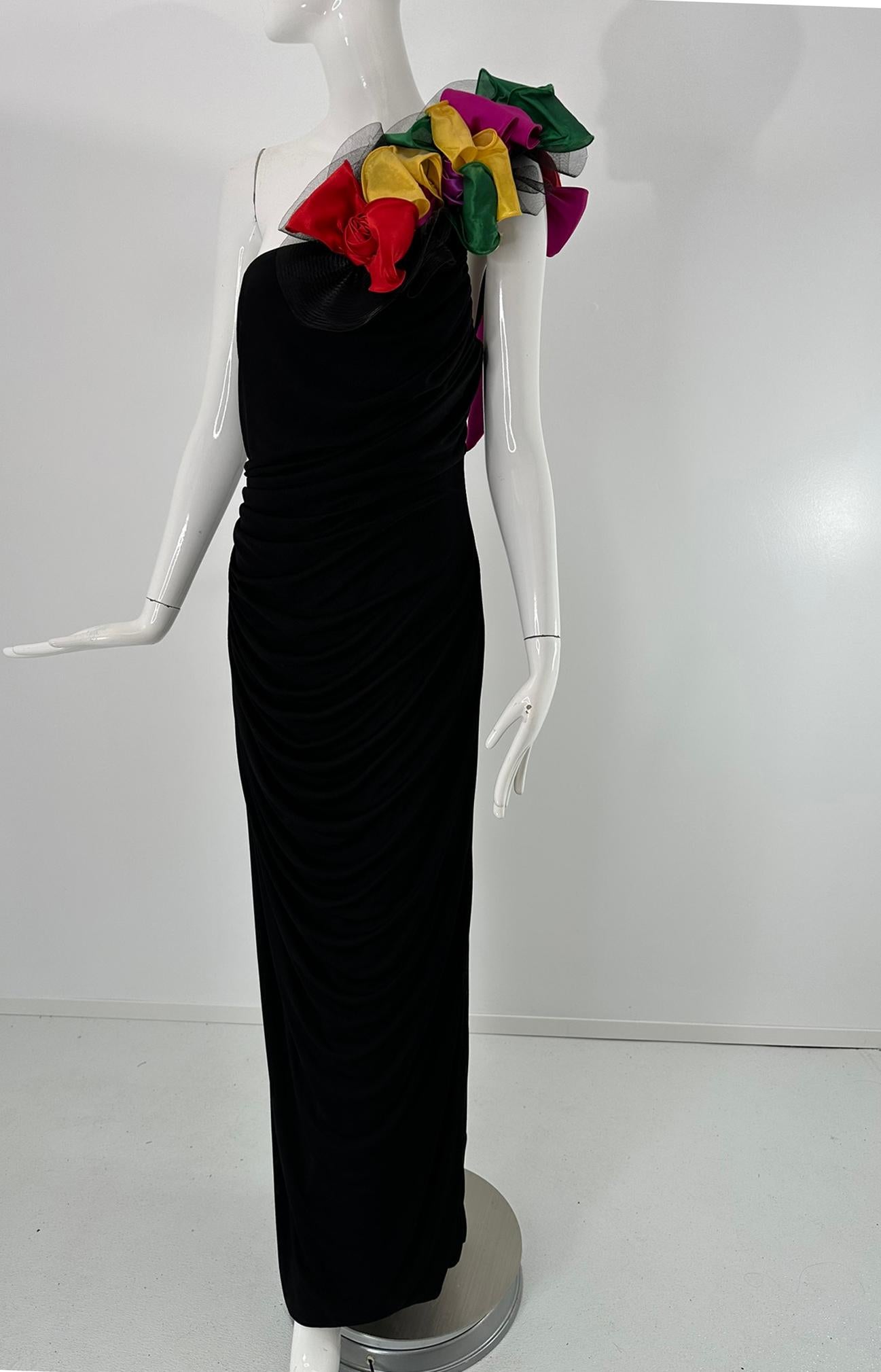 Eugene Alexander, robe de jersey drapée à une épaule avec détails floraux sur l'épaule, du début des années 1980. Cette robe à une épaule est ornée d'un assortiment de fleurs, de rubans, de tulle et de feuilles faits à la main, le tout dans des