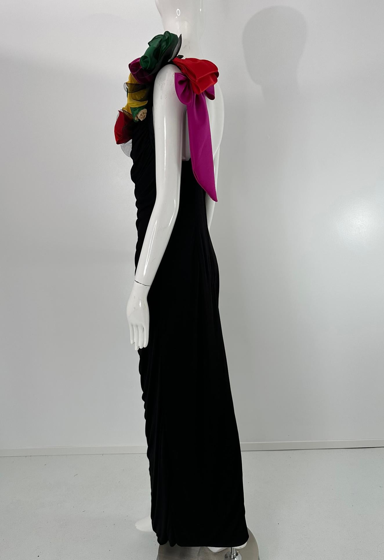 Eugene Alexander Robe asymétrique drapée en jersey noir avec épaule florale 1980 Excellent état - En vente à West Palm Beach, FL