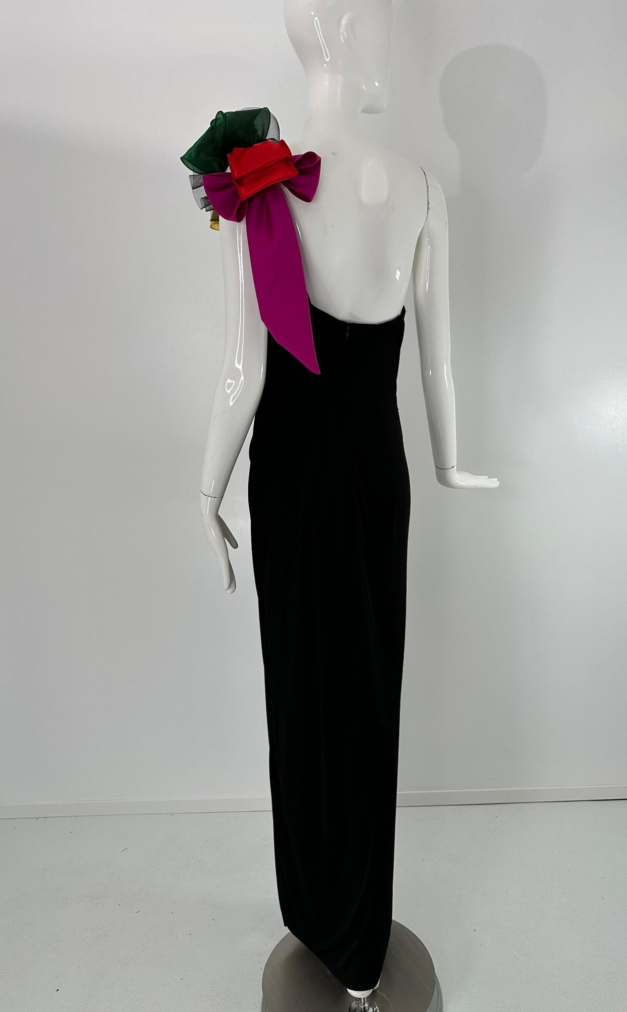 Eugene Alexander Robe asymétrique drapée en jersey noir avec épaule florale 1980 Pour femmes en vente