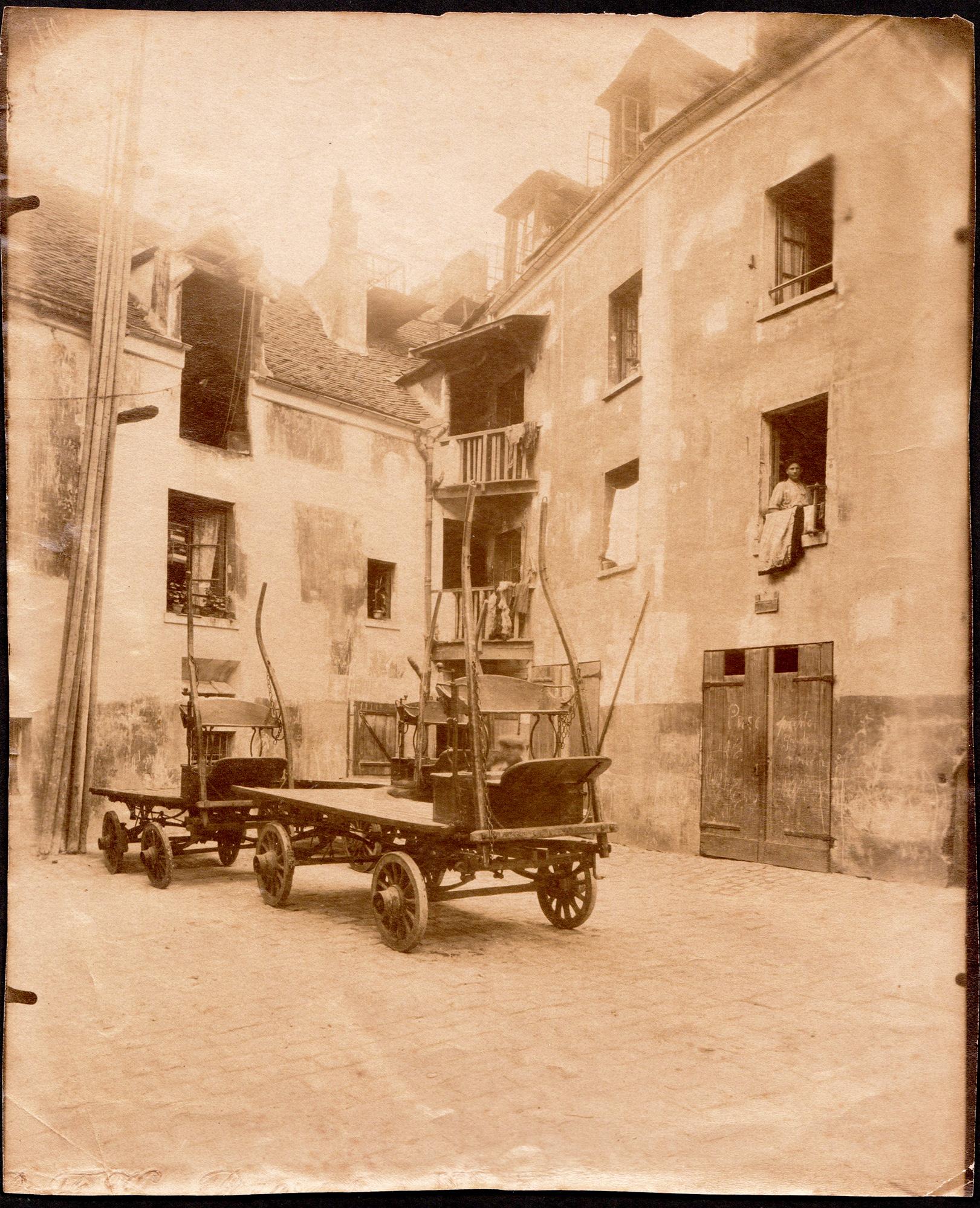 Cour 29 Rue Broca, 5ème arrondissement. Atget negative no. 1394