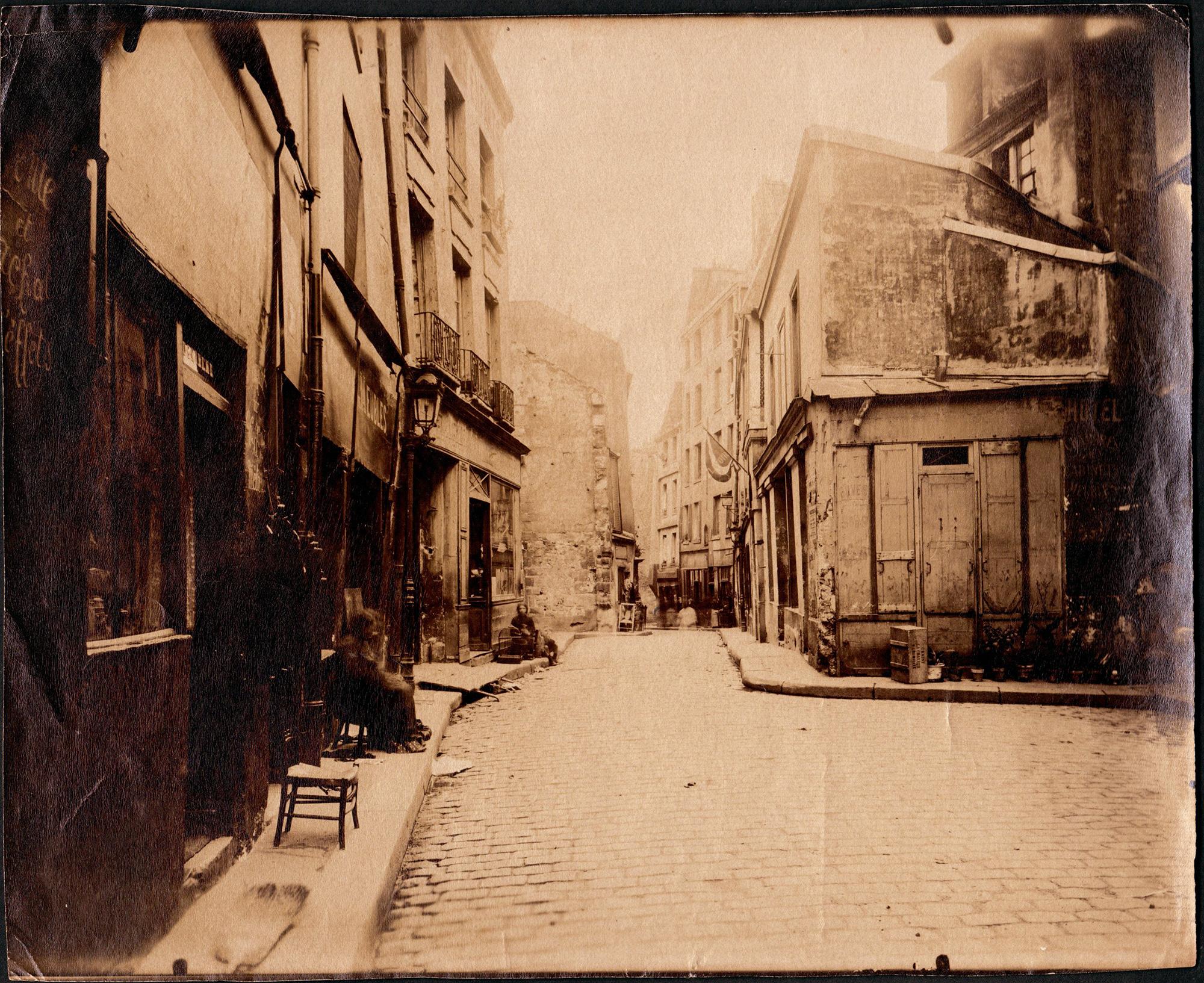 Une cour de la rue Saint-Médard, 5ème Arrondissement. Atget Negativ-Nr. 1486, negativ.