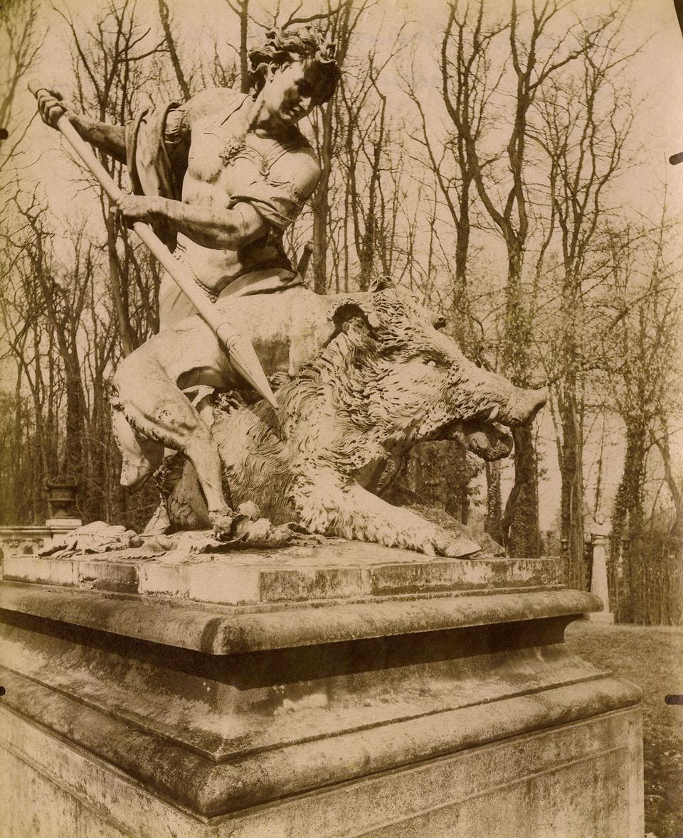Eugène Atget Still-Life Photograph – Versailles, Bosquet de l
Arc de Triomphe, 1904, No. 6483