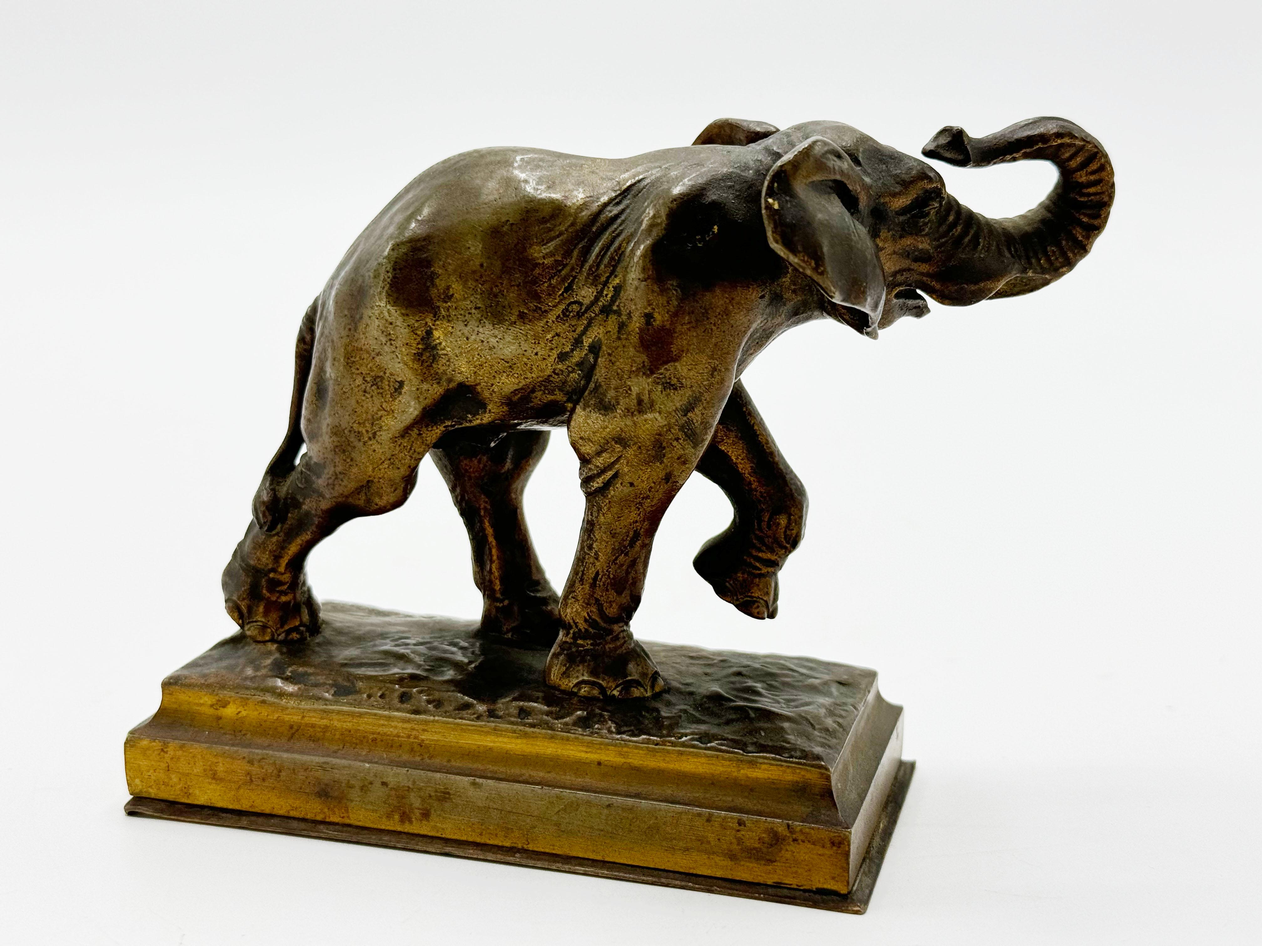 Un elefante in bronzo dorato 
firmato E. Bernoud

XIX-XX secolo
Questo simpatico elefante in bronzo è in ottime condizioni! 
Per gli amanti delle statuette di animali, questo pezzo è perfetto per la tua collezione!
Ha la firma sul piede!

Prodotto