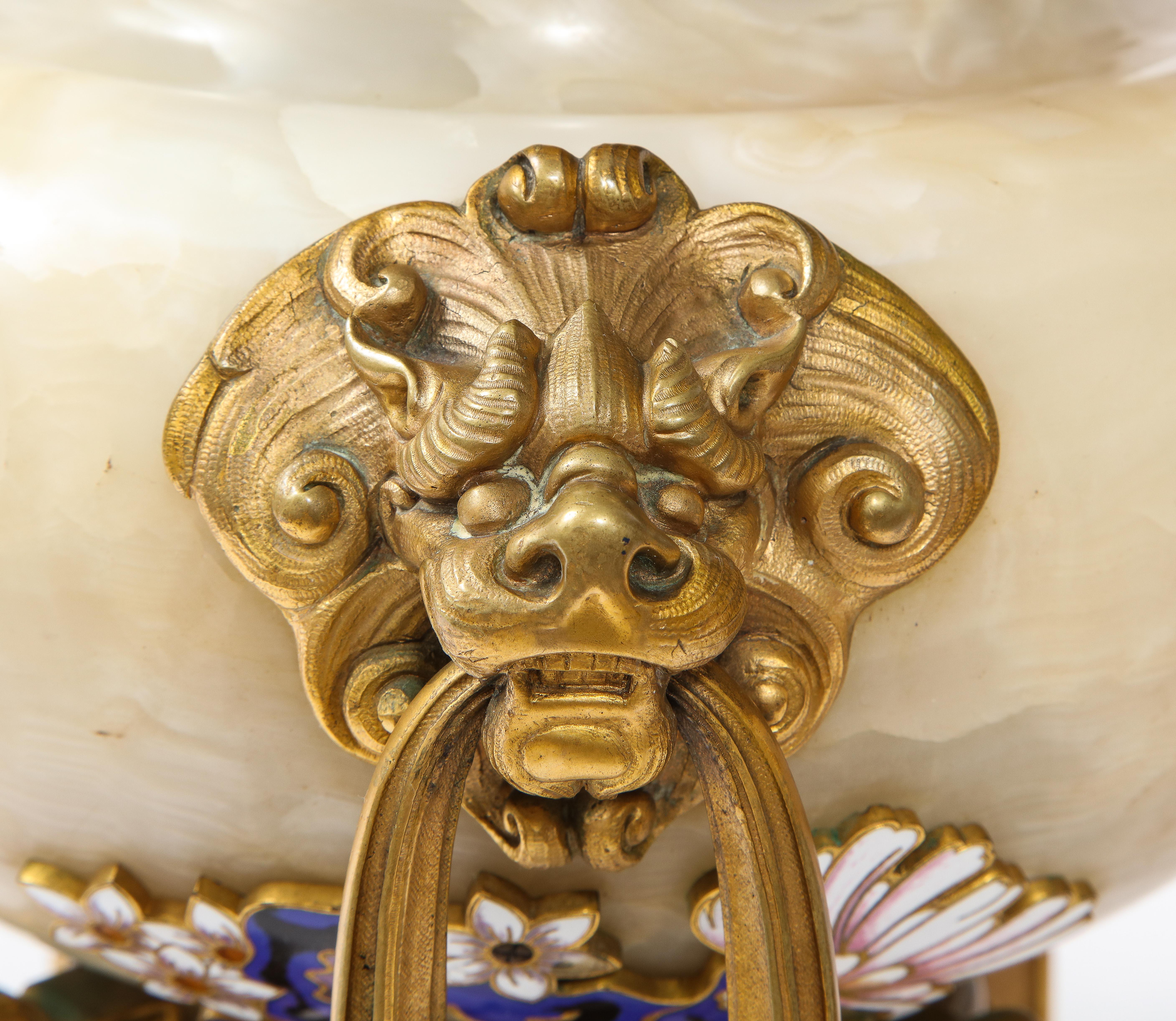 Eugène Cornu, Paar französische Japonisme/Chinoiserie Ormolu Mtd Emaillierte Onyx Urnen im Angebot 4