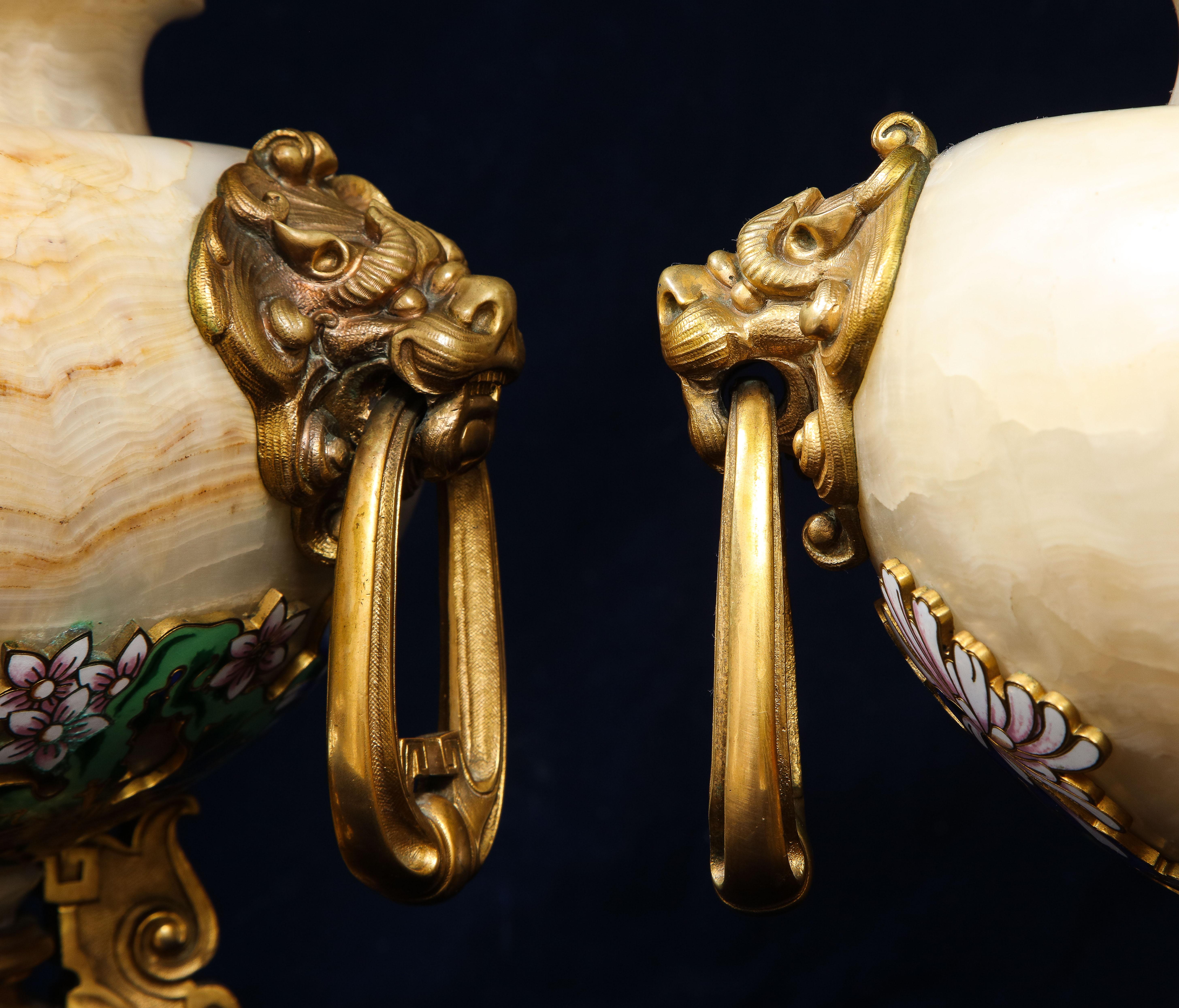 Eugène Cornu, Paar französische Japonisme/Chinoiserie Ormolu Mtd Emaillierte Onyx Urnen im Angebot 6
