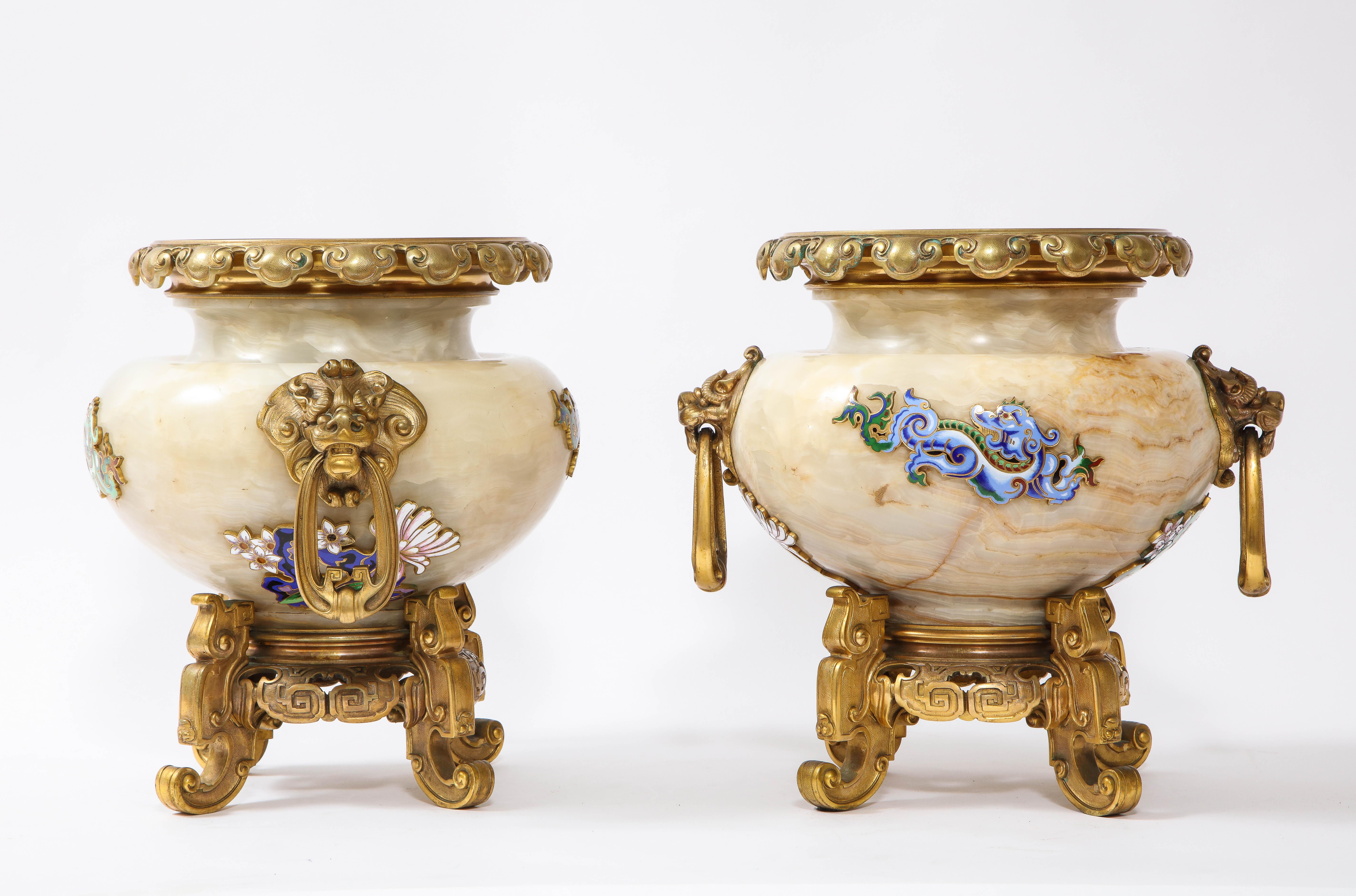 Ein seltenes und ziemlich ungewöhnliches Paar signierter französischer Japonisme/Chinoiserie/Orientalismus-Urnen des 19. Jahrhunderts mit Ormolu und emailliertem Onyx von Eugène Cornu.  Sie wurden Ende des 19. Jahrhunderts in Frankreich von der