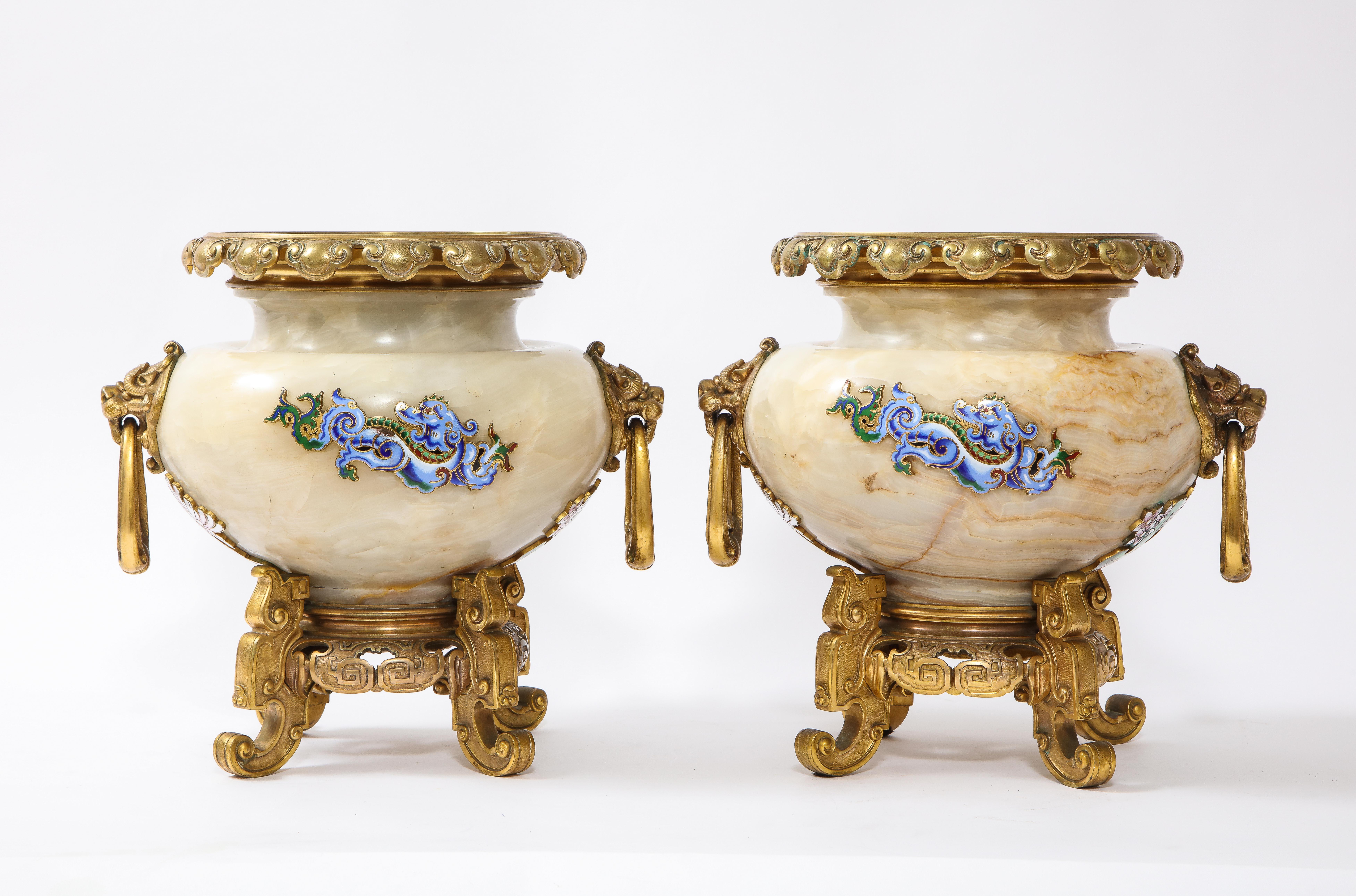 Eugène Cornu, Paar französische Japonisme/Chinoiserie Ormolu Mtd Emaillierte Onyx Urnen (Japonismus) im Angebot