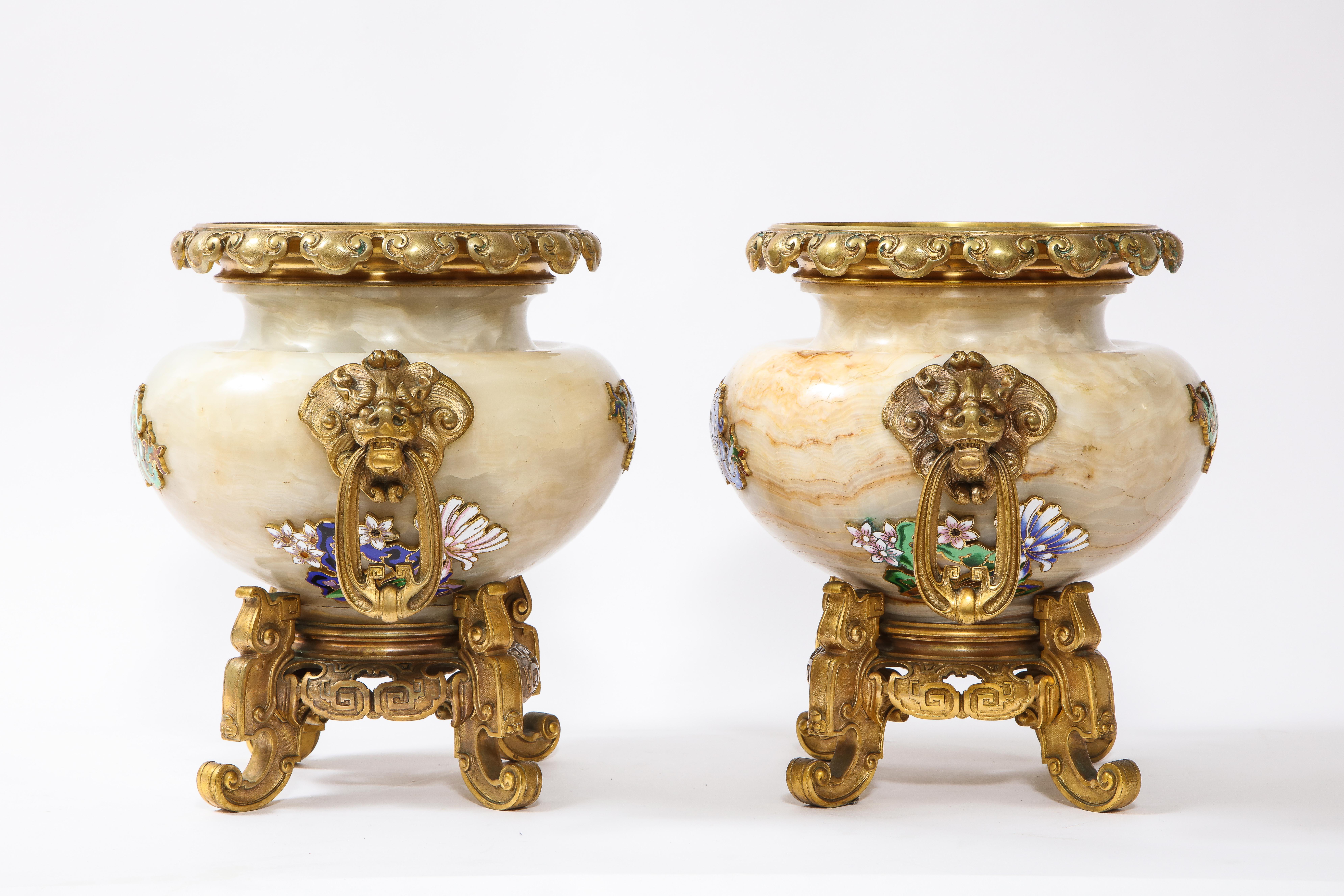 Eugène Cornu, Paar französische Japonisme/Chinoiserie Ormolu Mtd Emaillierte Onyx Urnen (Französisch) im Angebot