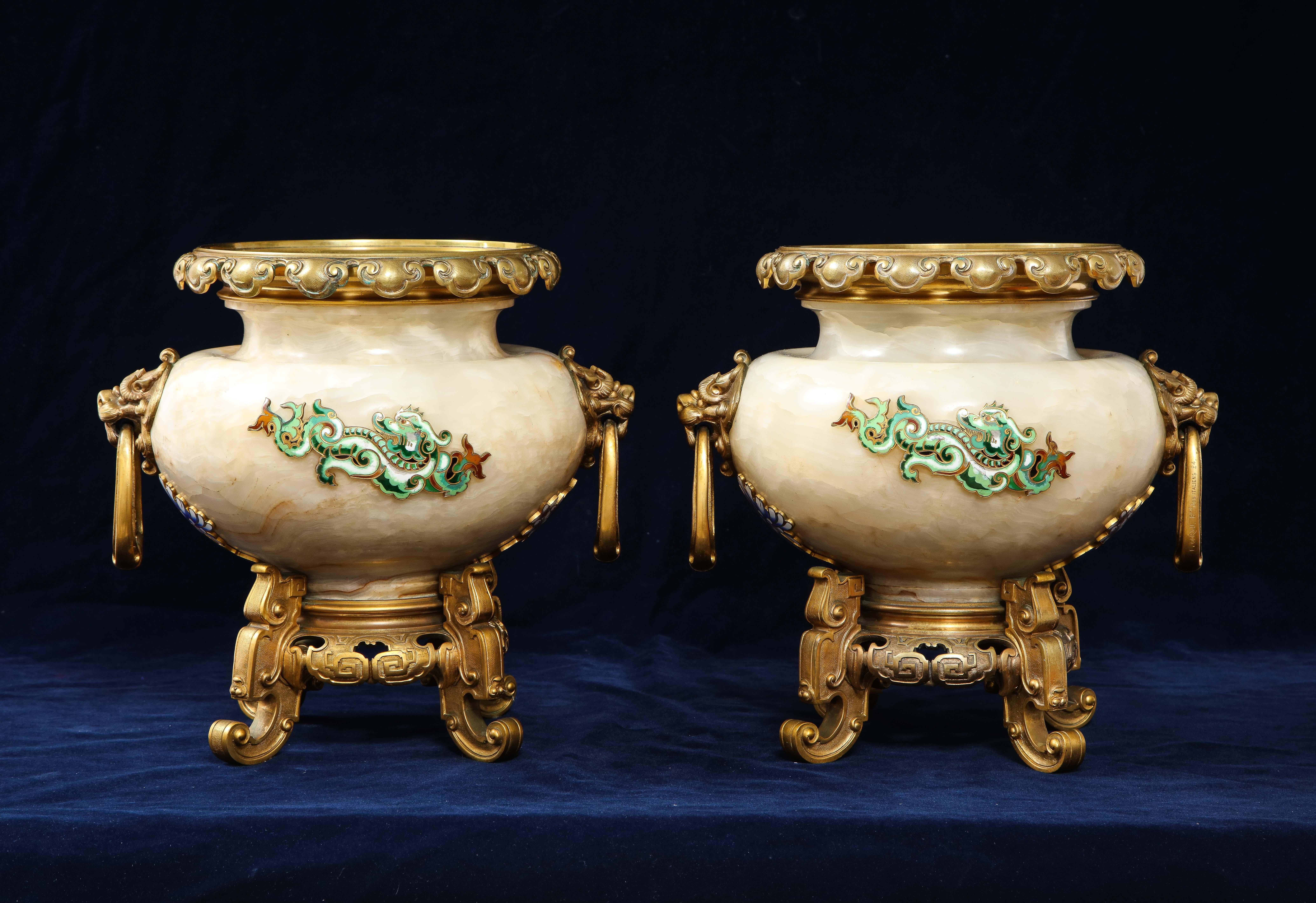 Eugène Cornu, Paar französische Japonisme/Chinoiserie Ormolu Mtd Emaillierte Onyx Urnen im Zustand „Gut“ im Angebot in New York, NY