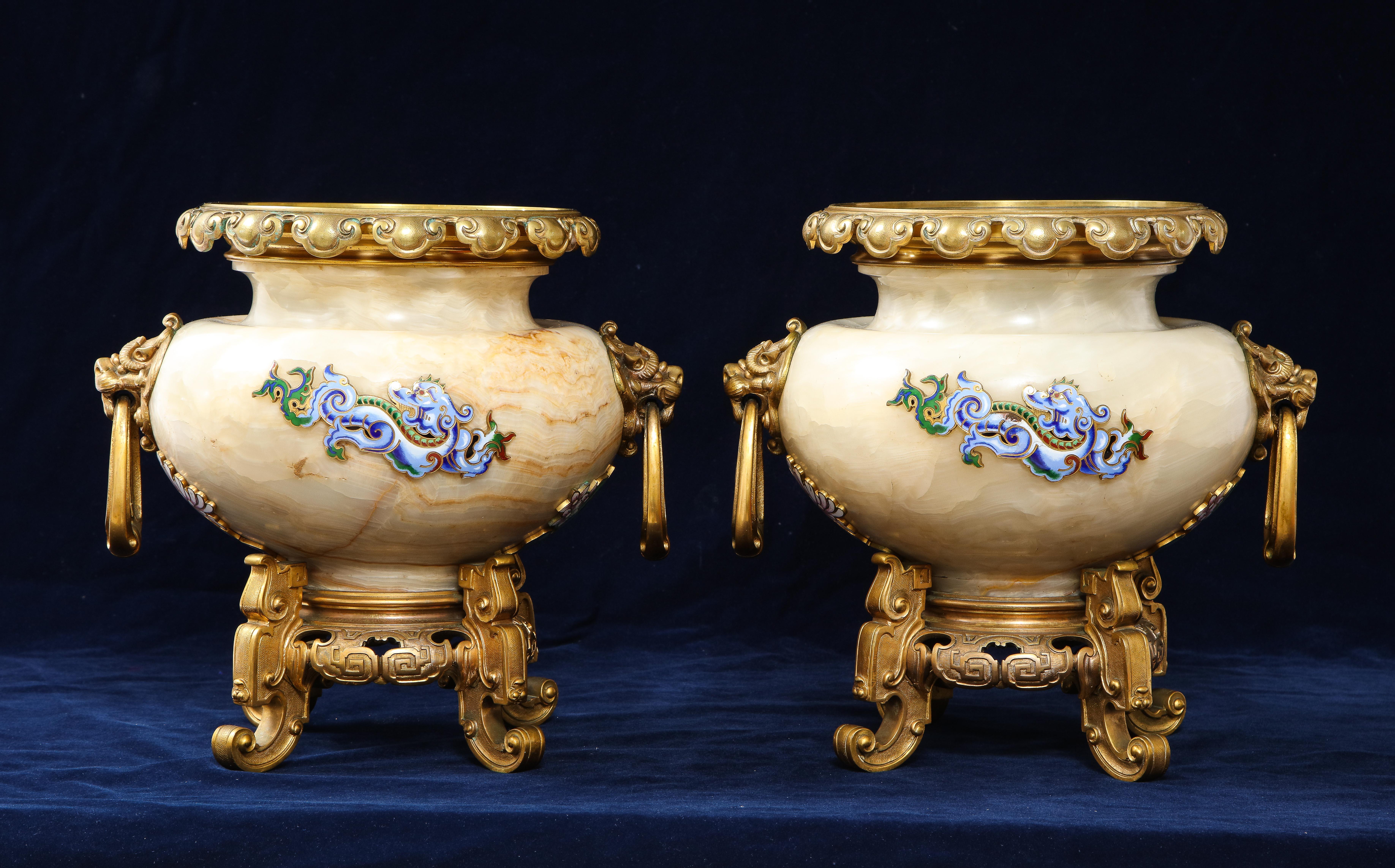 Eugène Cornu, Paar französische Japonisme/Chinoiserie Ormolu Mtd Emaillierte Onyx Urnen (Spätes 19. Jahrhundert) im Angebot
