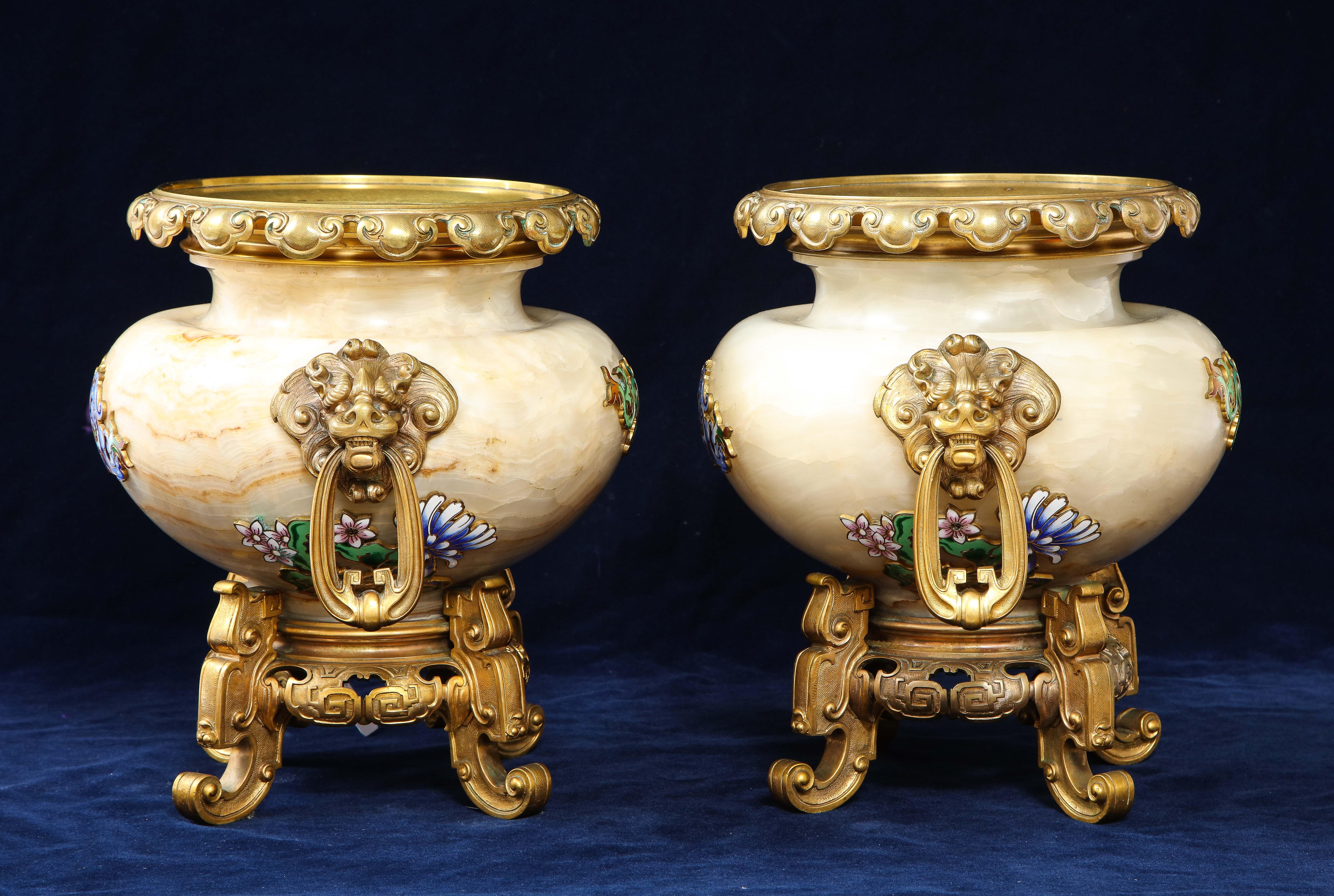 Eugène Cornu, Paar französische Japonisme/Chinoiserie Ormolu Mtd Emaillierte Onyx Urnen (Bronze) im Angebot