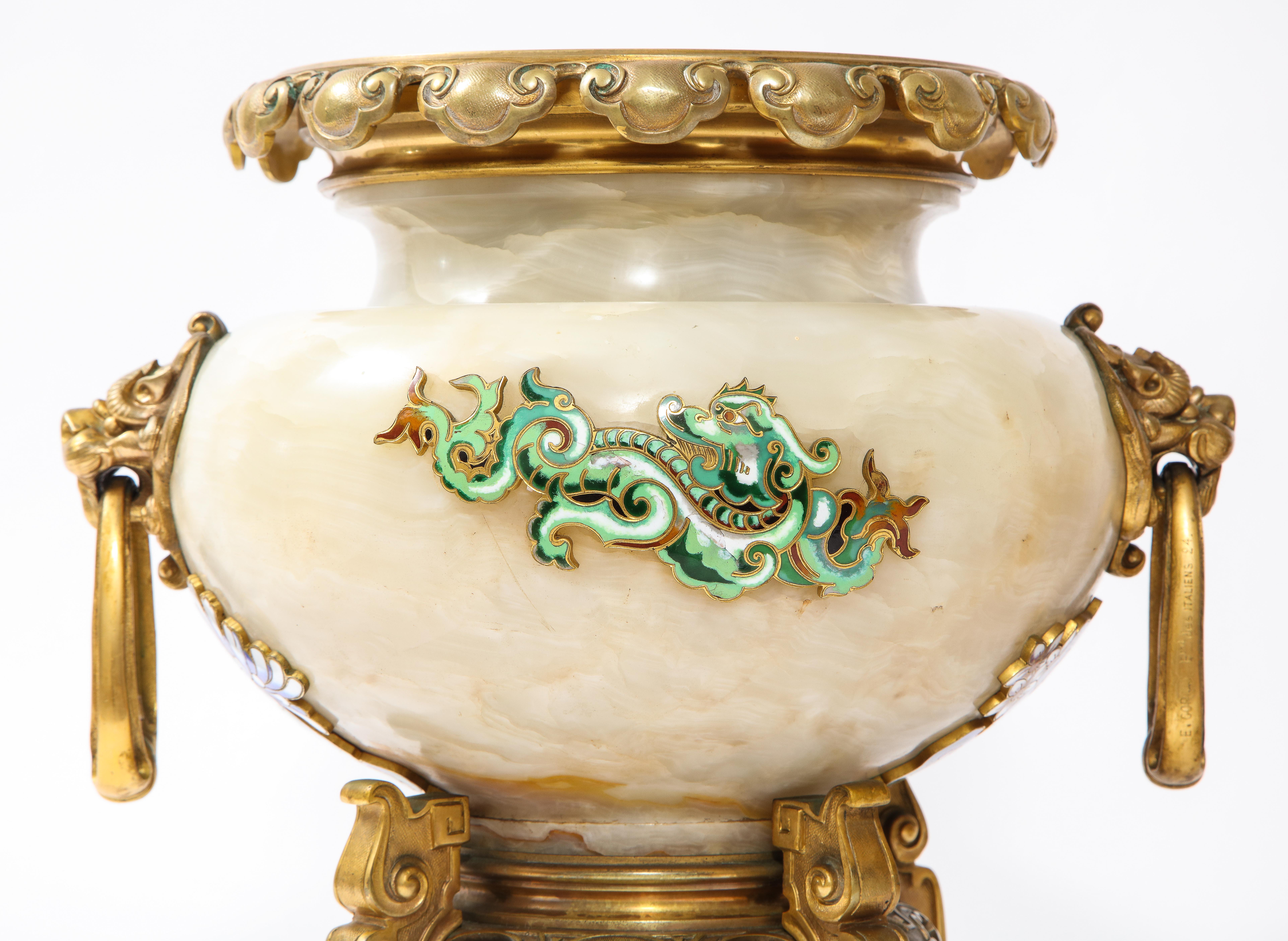 Eugène Cornu, Paar französische Japonisme/Chinoiserie Ormolu Mtd Emaillierte Onyx Urnen im Angebot 1