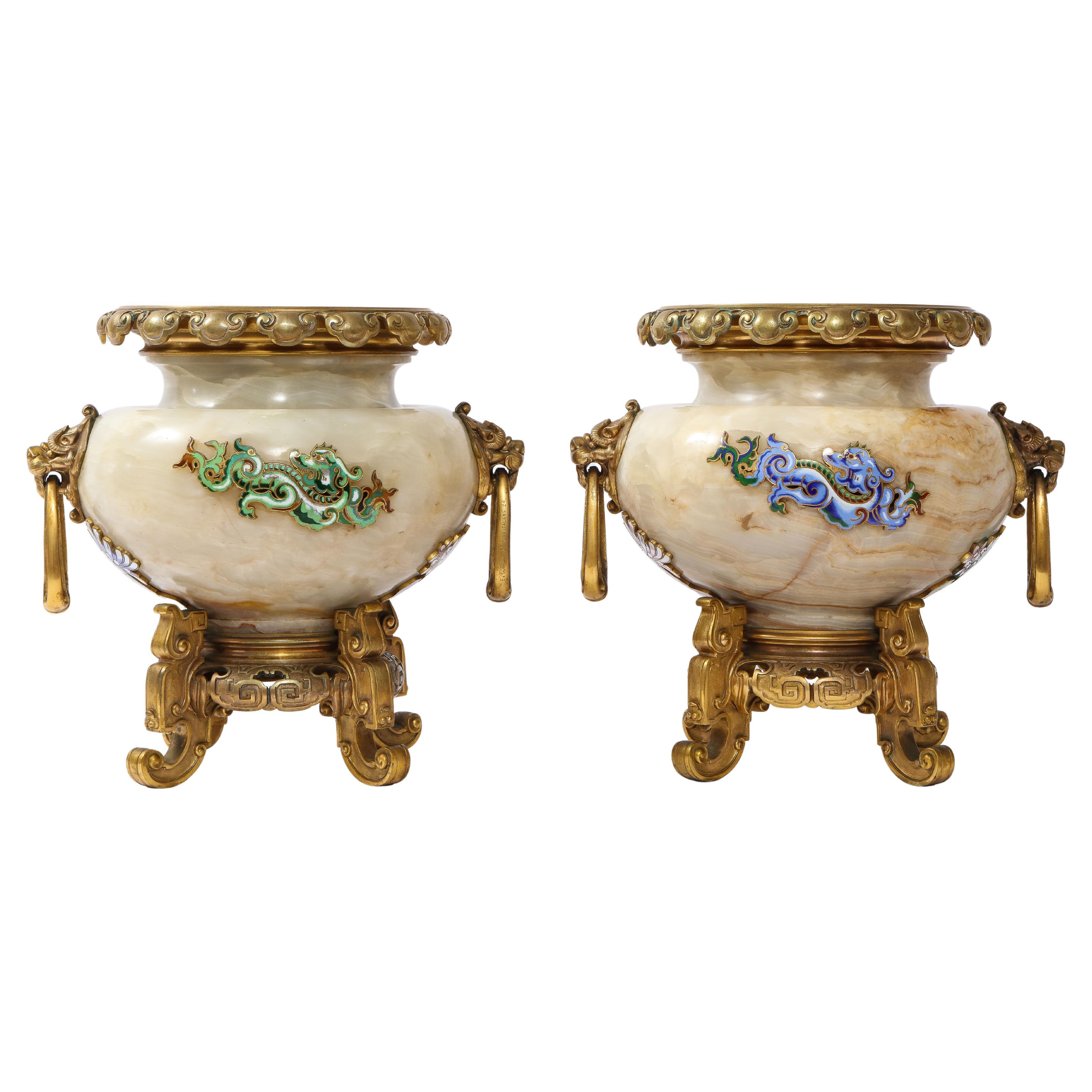 Eugène Cornu, Paar französische Japonisme/Chinoiserie Ormolu Mtd Emaillierte Onyx Urnen im Angebot